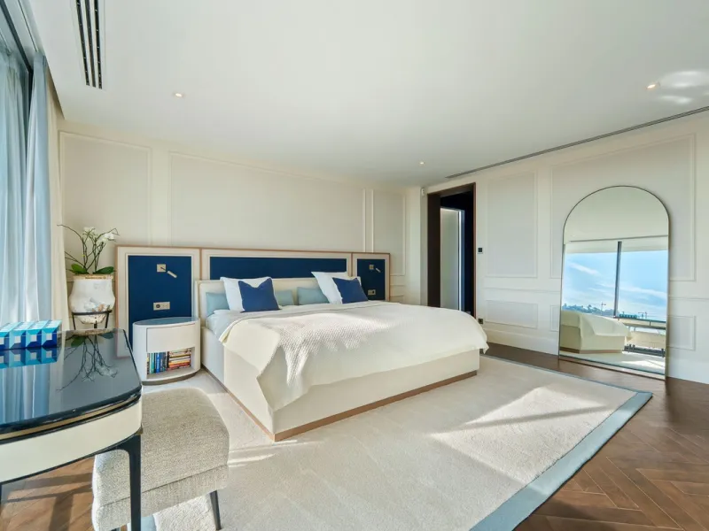 A five-bedroom villa in the urbanisation, Benahavís, offering five bathrooms plus a guest cloakroom, with a first floor dedicated to the master suite with dressing room and library alongside a guest ensuite, a ground floor arranged around formal and infor