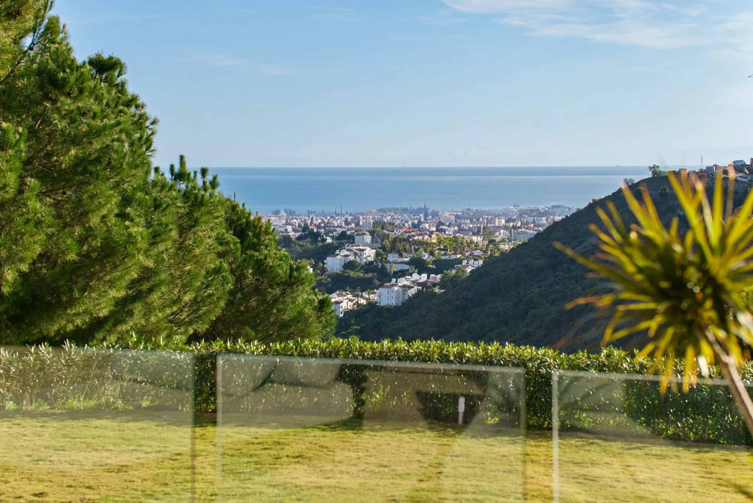 A five-bedroom villa in the urbanisation, Benahavís, offering five bathrooms plus a guest cloakroom, with a first floor dedicated to the master suite with dressing room and library alongside a guest ensuite, a ground floor arranged around formal and infor