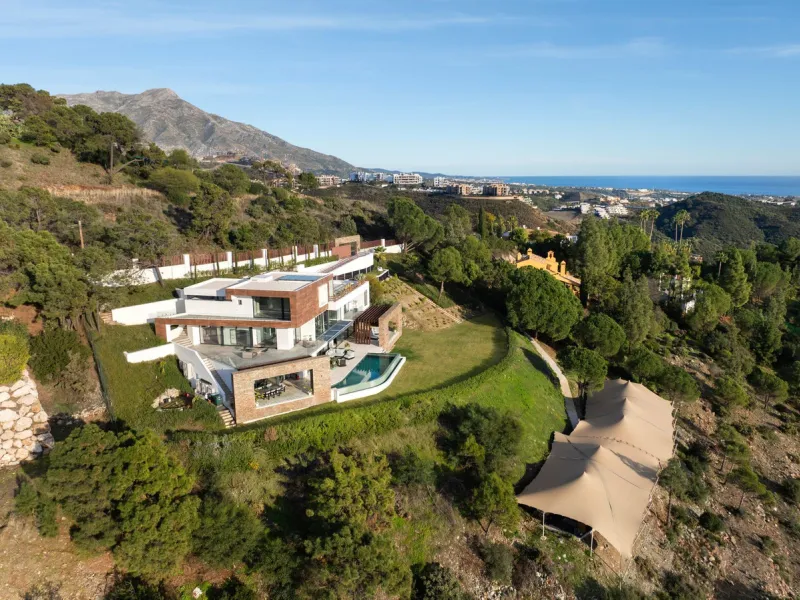 A five-bedroom villa in the urbanisation, Benahavís, offering five bathrooms plus a guest cloakroom, with a first floor dedicated to the master suite with dressing room and library alongside a guest ensuite, a ground floor arranged around formal and infor