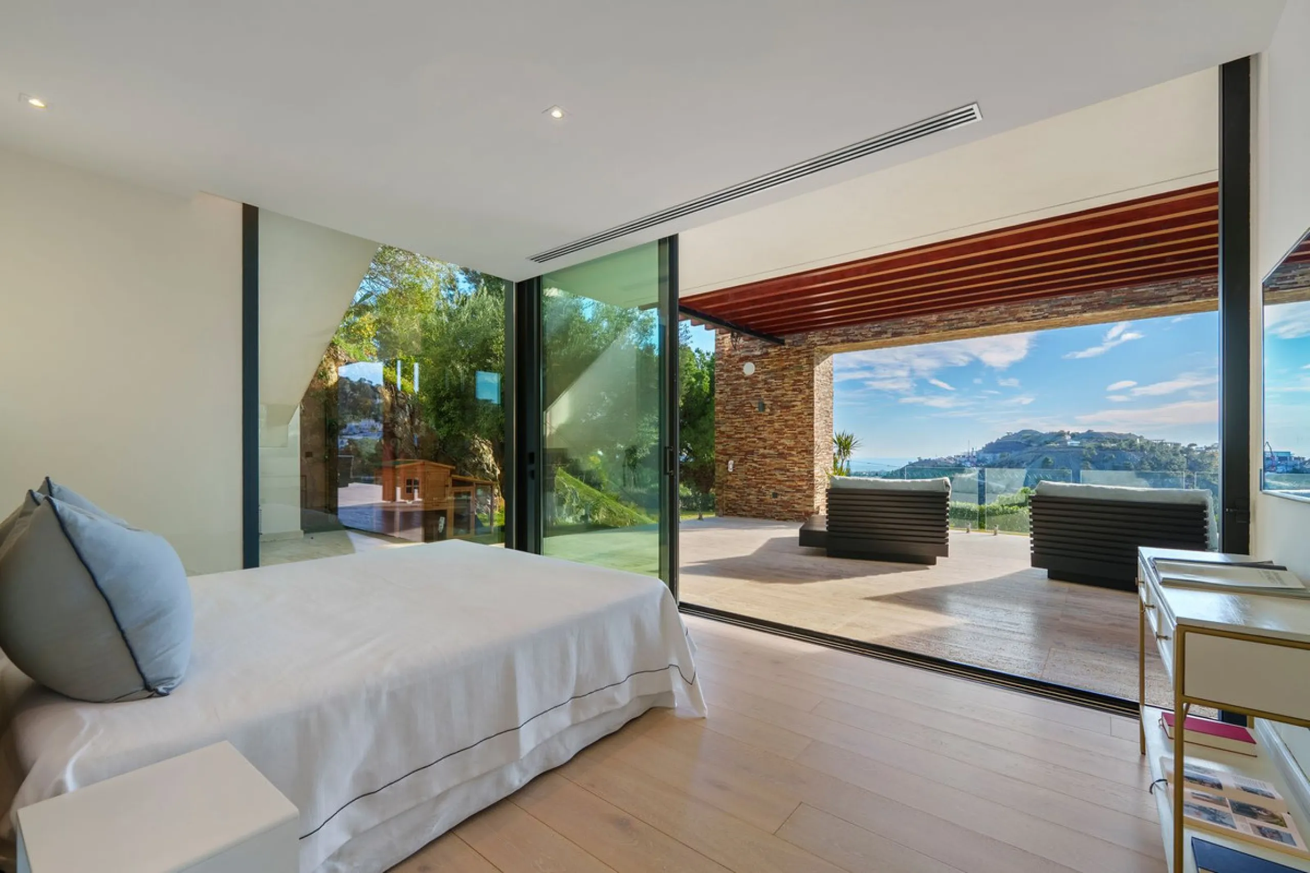 A five-bedroom villa in the urbanisation, Benahavís, offering five bathrooms plus a guest cloakroom, with a first floor dedicated to the master suite with dressing room and library alongside a guest ensuite, a ground floor arranged around formal and infor
