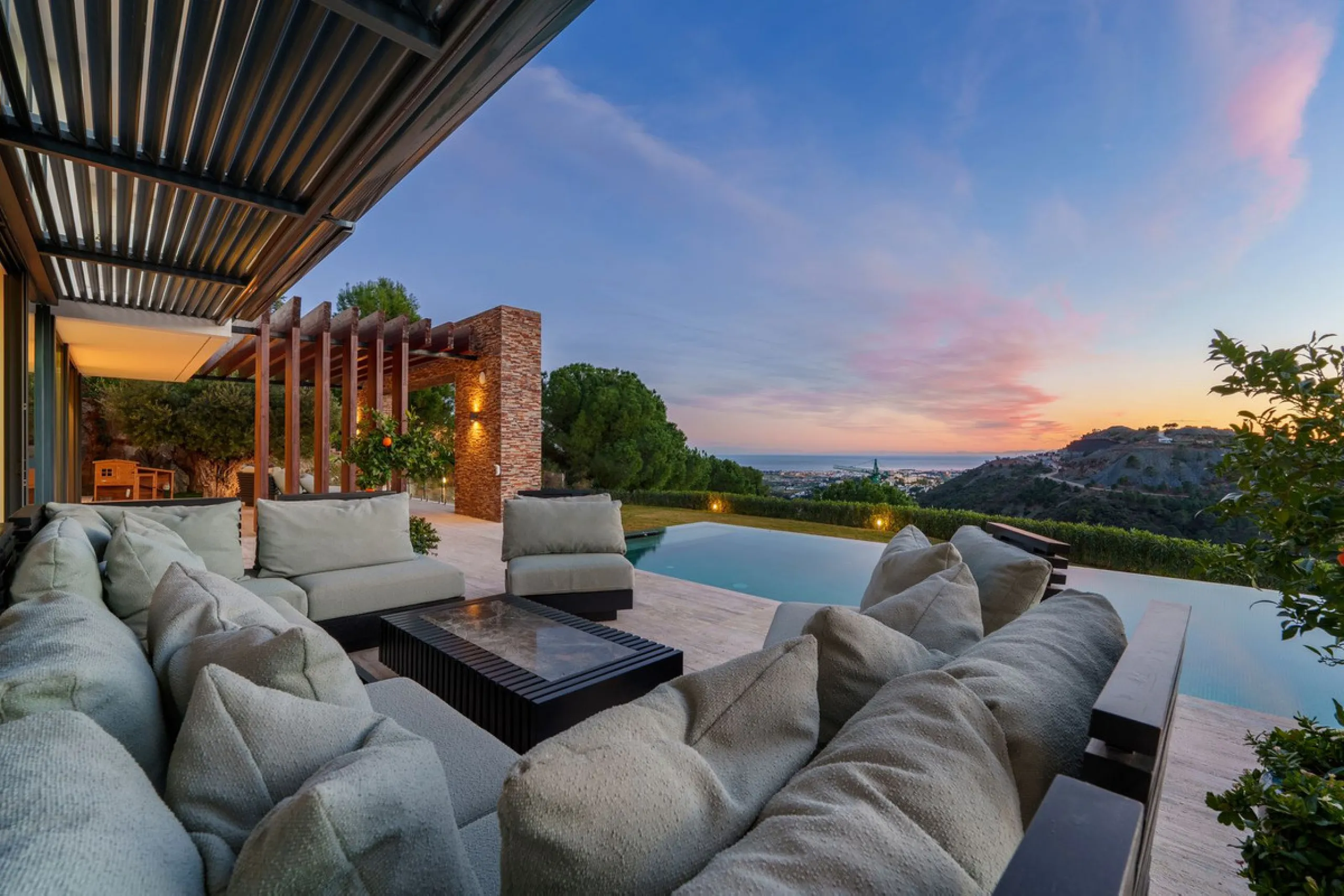 A five-bedroom villa in the urbanisation, Benahavís, offering five bathrooms plus a guest cloakroom, with a first floor dedicated to the master suite with dressing room and library alongside a guest ensuite, a ground floor arranged around formal and infor