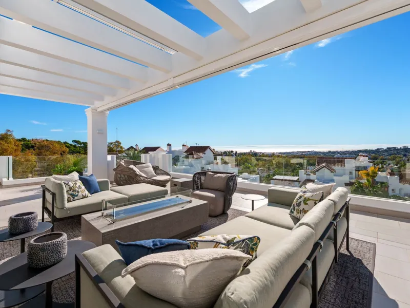 This exceptional duplex penthouse is located within an exclusive gated community in Aloha, one of the most prestigious residential developments in Nueva Andalucía. Set in an elevated position, the property enjoys panoramic open views across the surroundin