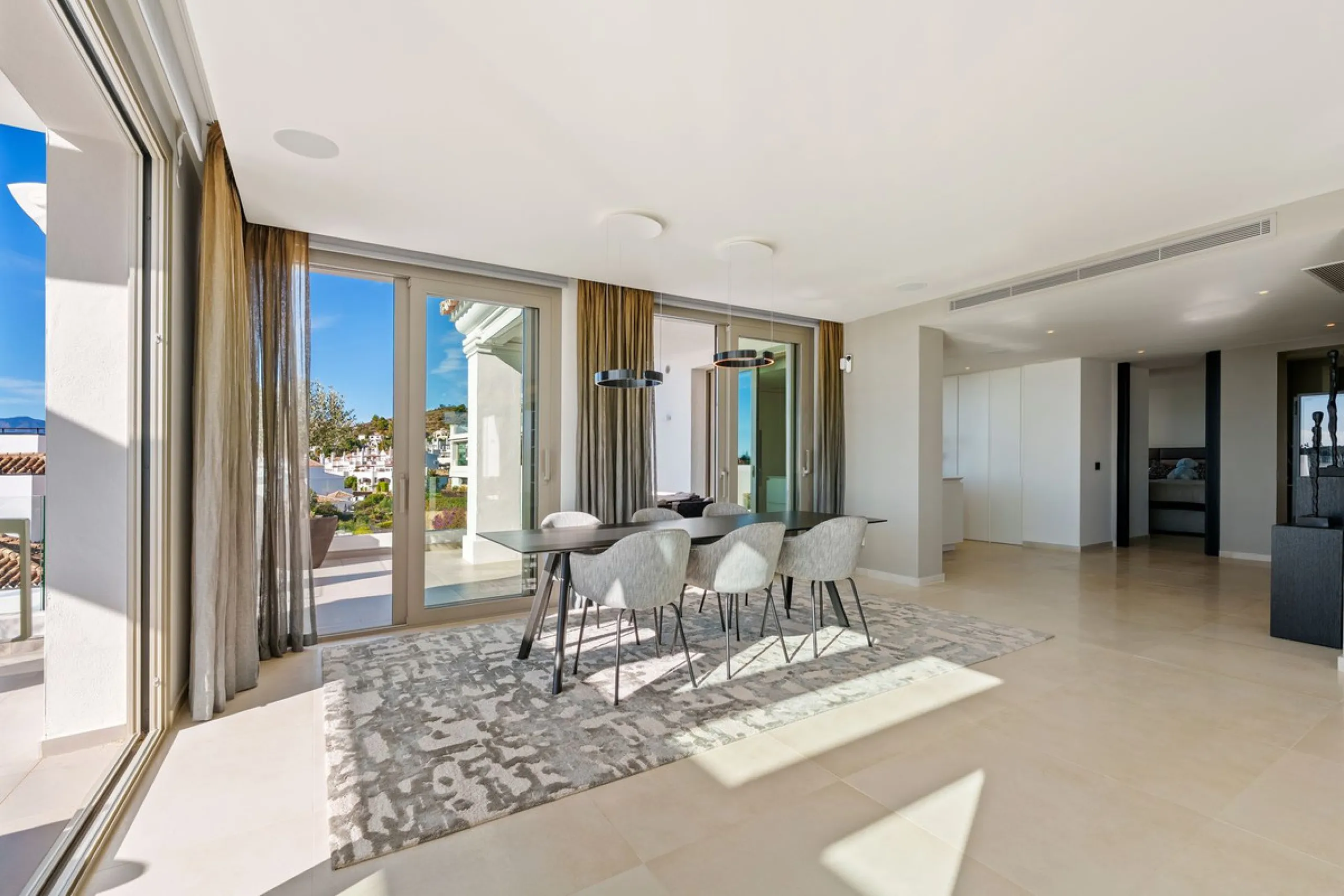 This exceptional duplex penthouse is located within an exclusive gated community in Aloha, one of the most prestigious residential developments in Nueva Andalucía. Set in an elevated position, the property enjoys panoramic open views across the surroundin