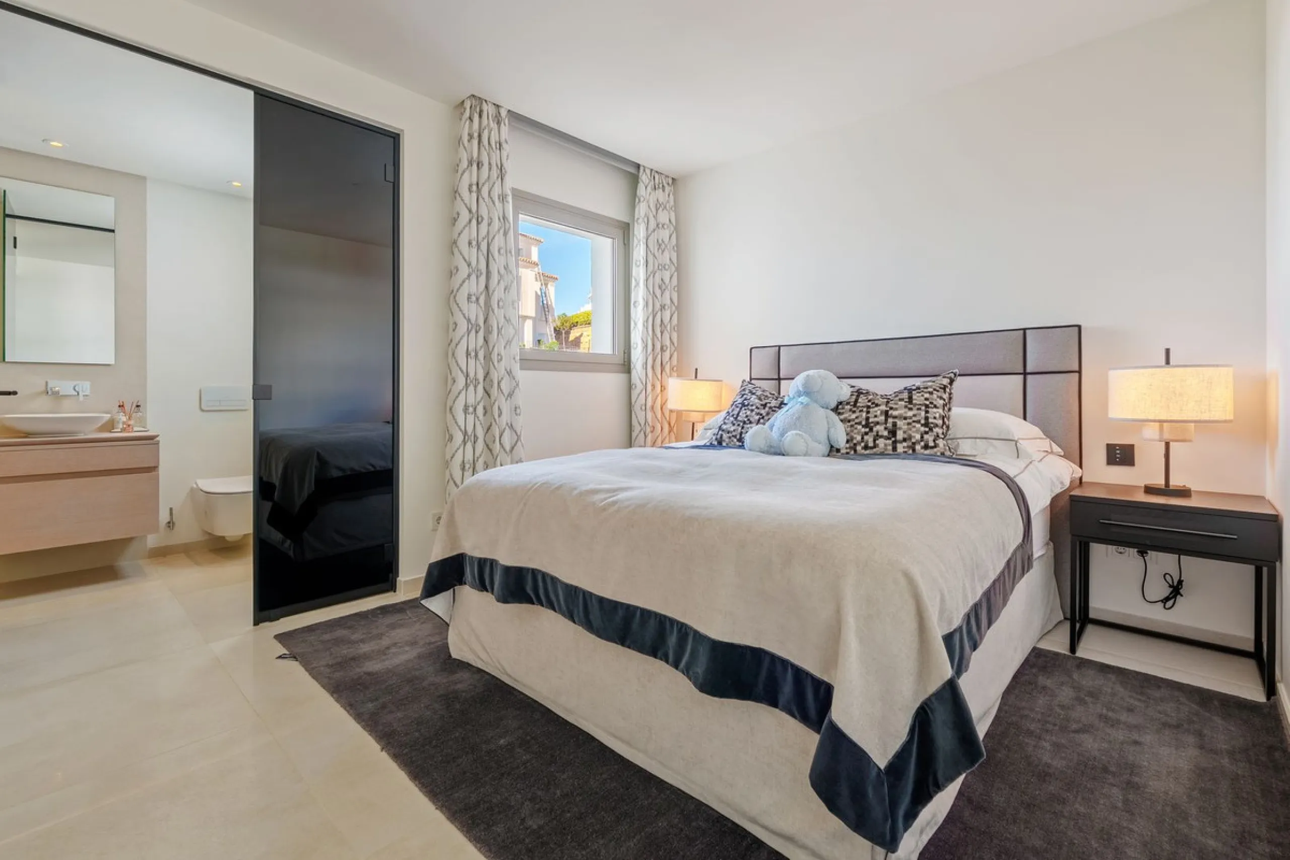 This exceptional duplex penthouse is located within an exclusive gated community in Aloha, one of the most prestigious residential developments in Nueva Andalucía. Set in an elevated position, the property enjoys panoramic open views across the surroundin