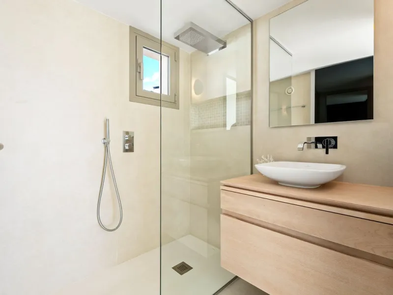 This exceptional duplex penthouse is located within an exclusive gated community in Aloha, one of the most prestigious residential developments in Nueva Andalucía. Set in an elevated position, the property enjoys panoramic open views across the surroundin