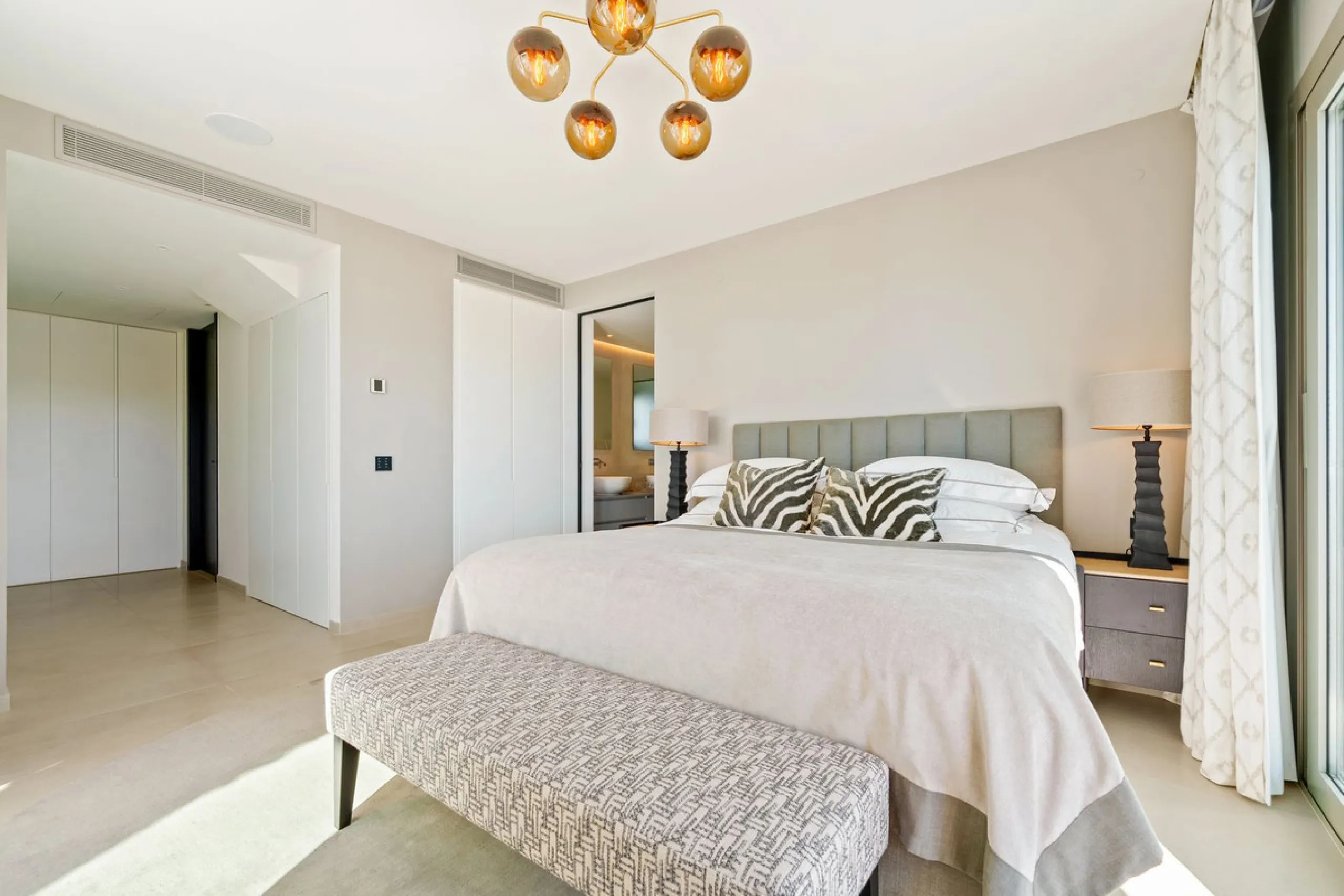 This exceptional duplex penthouse is located within an exclusive gated community in Aloha, one of the most prestigious residential developments in Nueva Andalucía. Set in an elevated position, the property enjoys panoramic open views across the surroundin
