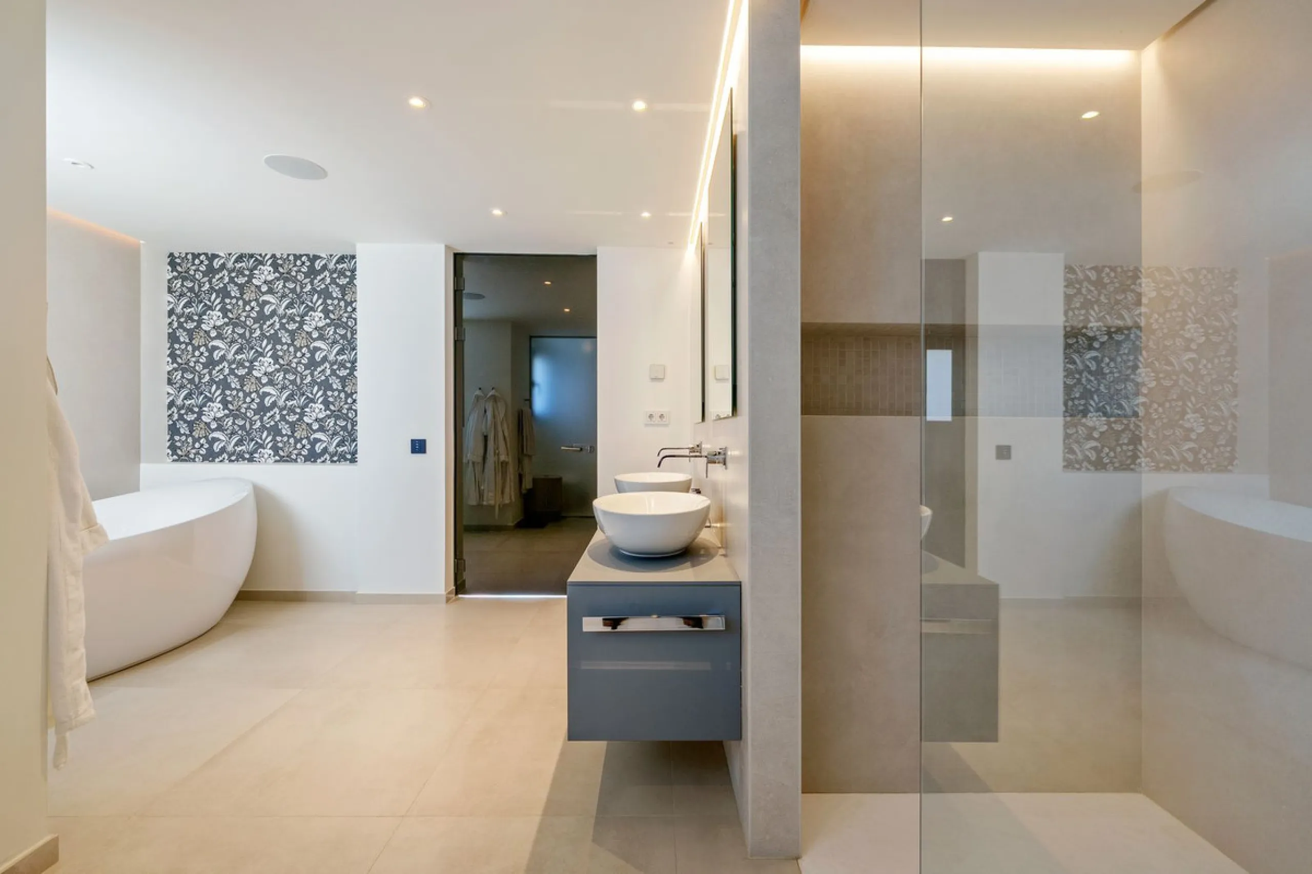 This exceptional duplex penthouse is located within an exclusive gated community in Aloha, one of the most prestigious residential developments in Nueva Andalucía. Set in an elevated position, the property enjoys panoramic open views across the surroundin