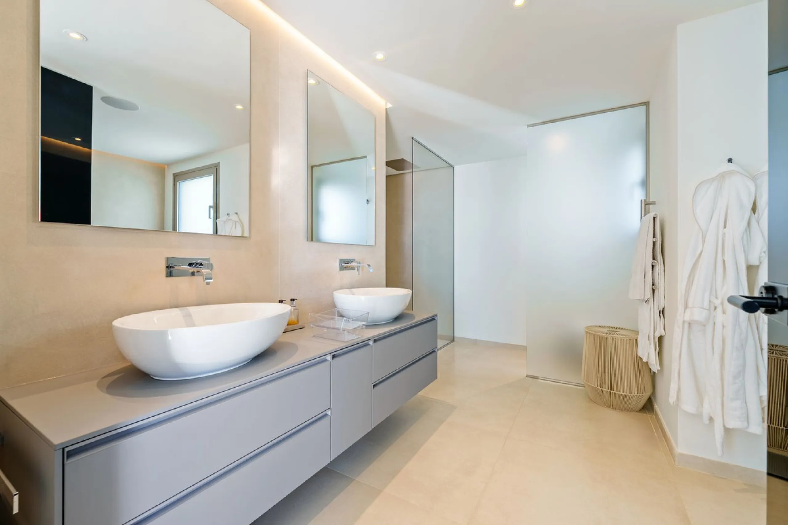 This exceptional duplex penthouse is located within an exclusive gated community in Aloha, one of the most prestigious residential developments in Nueva Andalucía. Set in an elevated position, the property enjoys panoramic open views across the surroundin
