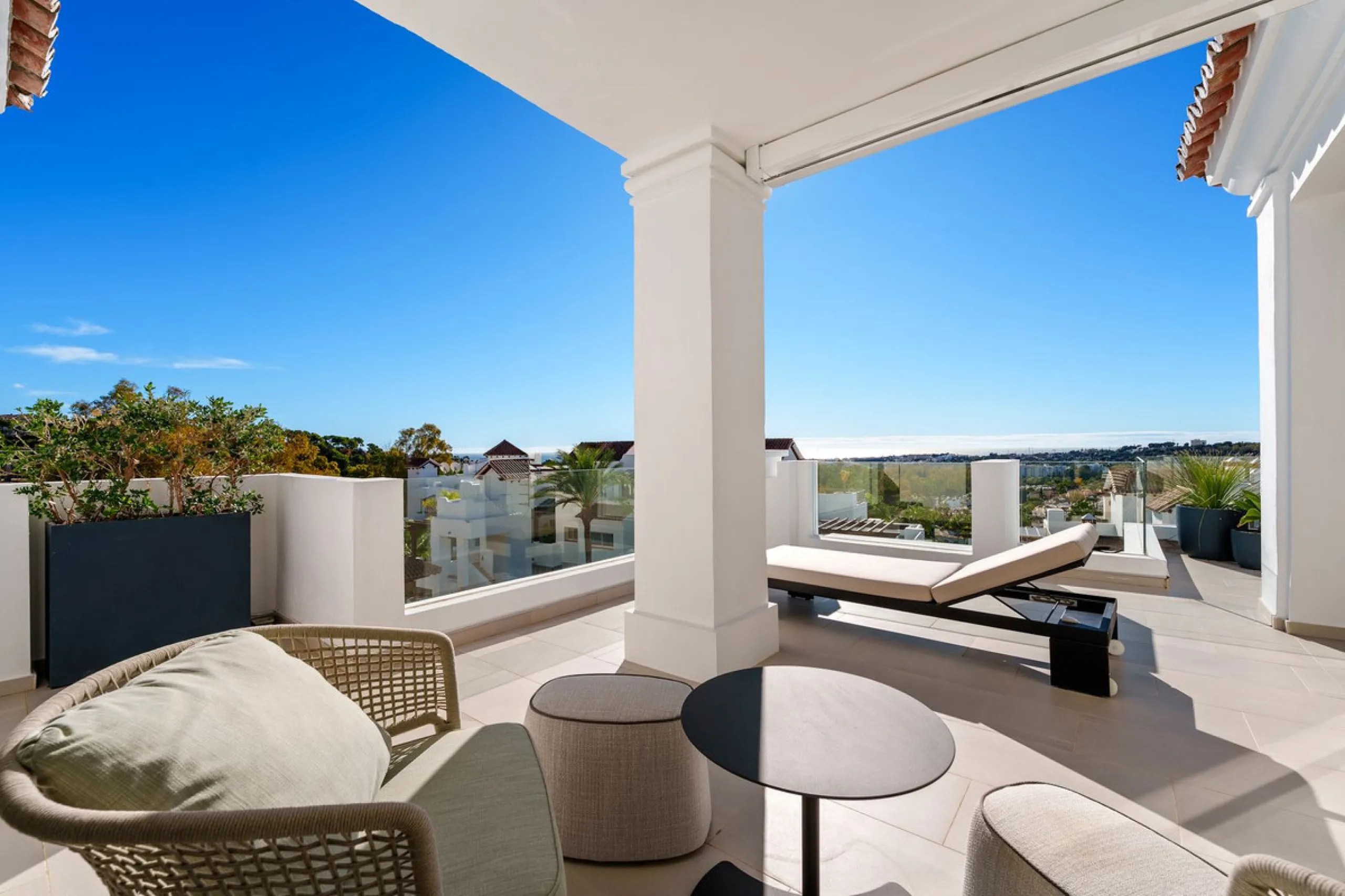 This exceptional duplex penthouse is located within an exclusive gated community in Aloha, one of the most prestigious residential developments in Nueva Andalucía. Set in an elevated position, the property enjoys panoramic open views across the surroundin