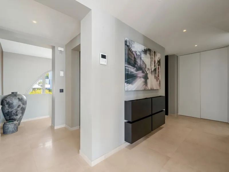 This exceptional duplex penthouse is located within an exclusive gated community in Aloha, one of the most prestigious residential developments in Nueva Andalucía. Set in an elevated position, the property enjoys panoramic open views across the surroundin