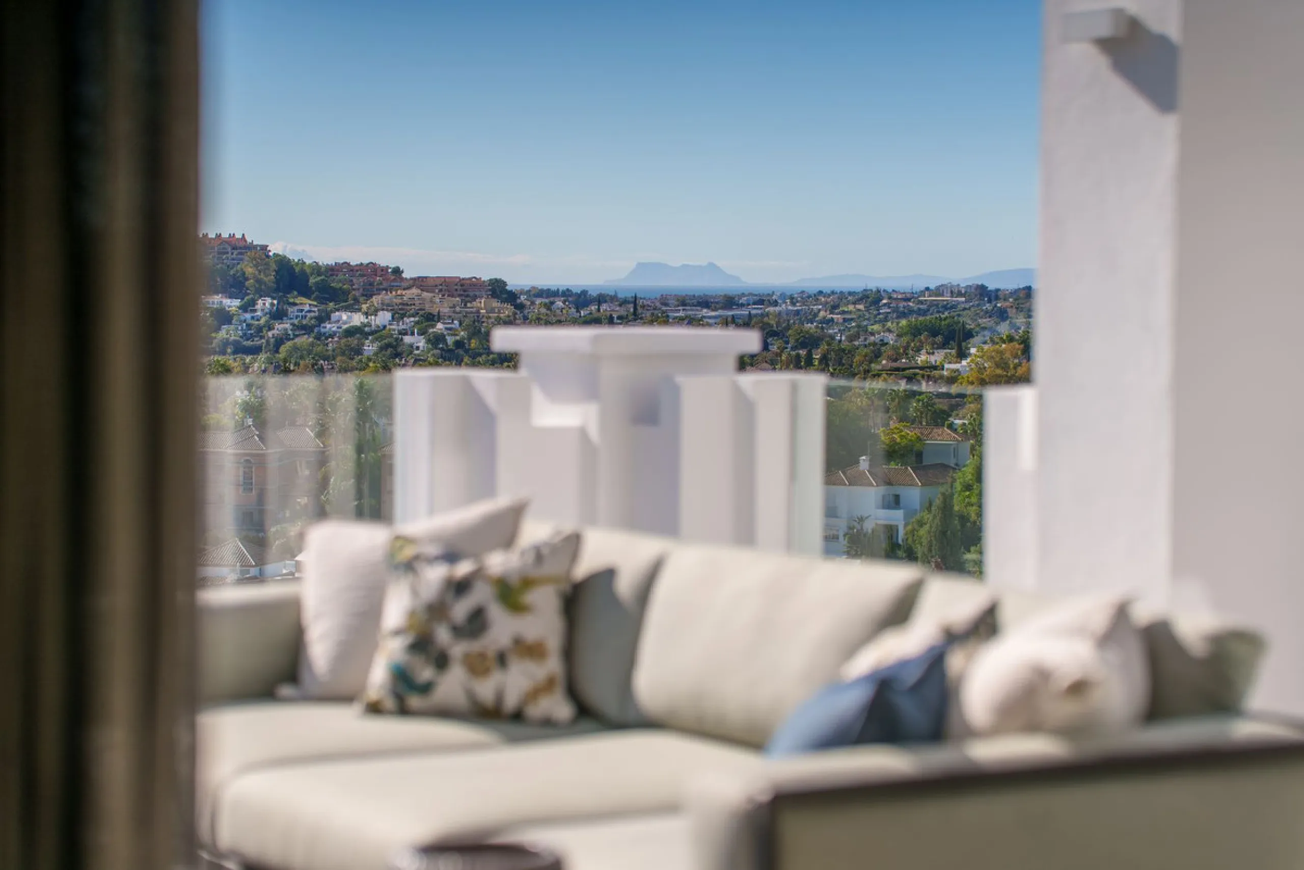 This exceptional duplex penthouse is located within an exclusive gated community in Aloha, one of the most prestigious residential developments in Nueva Andalucía. Set in an elevated position, the property enjoys panoramic open views across the surroundin