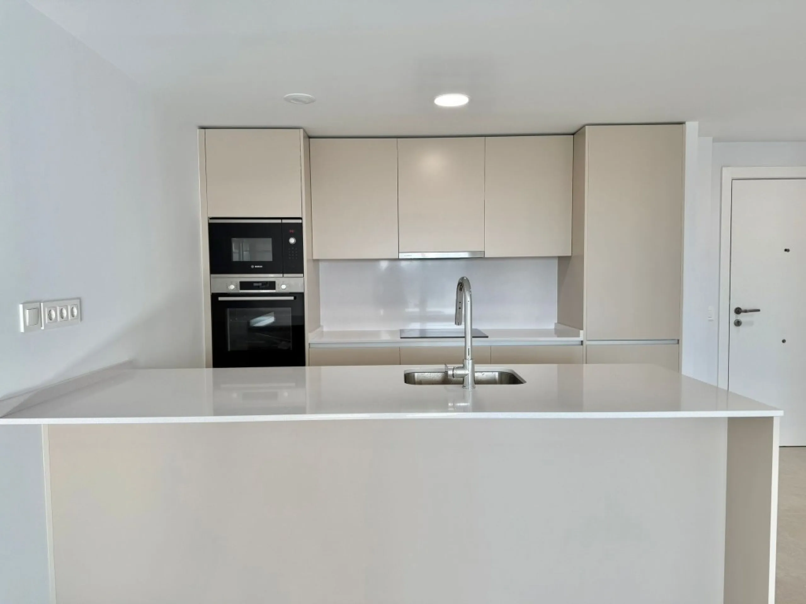 Beautiful brand new modern middle floor apartment with 2 bedrooms and 2 bathrooms with a large terrace with spectacular open views.