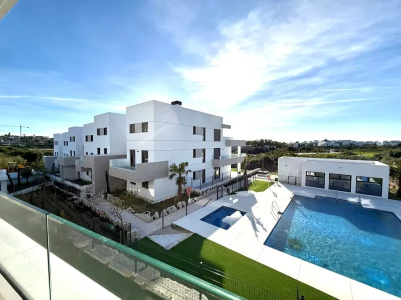 Beautiful brand new modern middle floor apartment with 2 bedrooms and 2 bathrooms with a large terrace with spectacular open views.