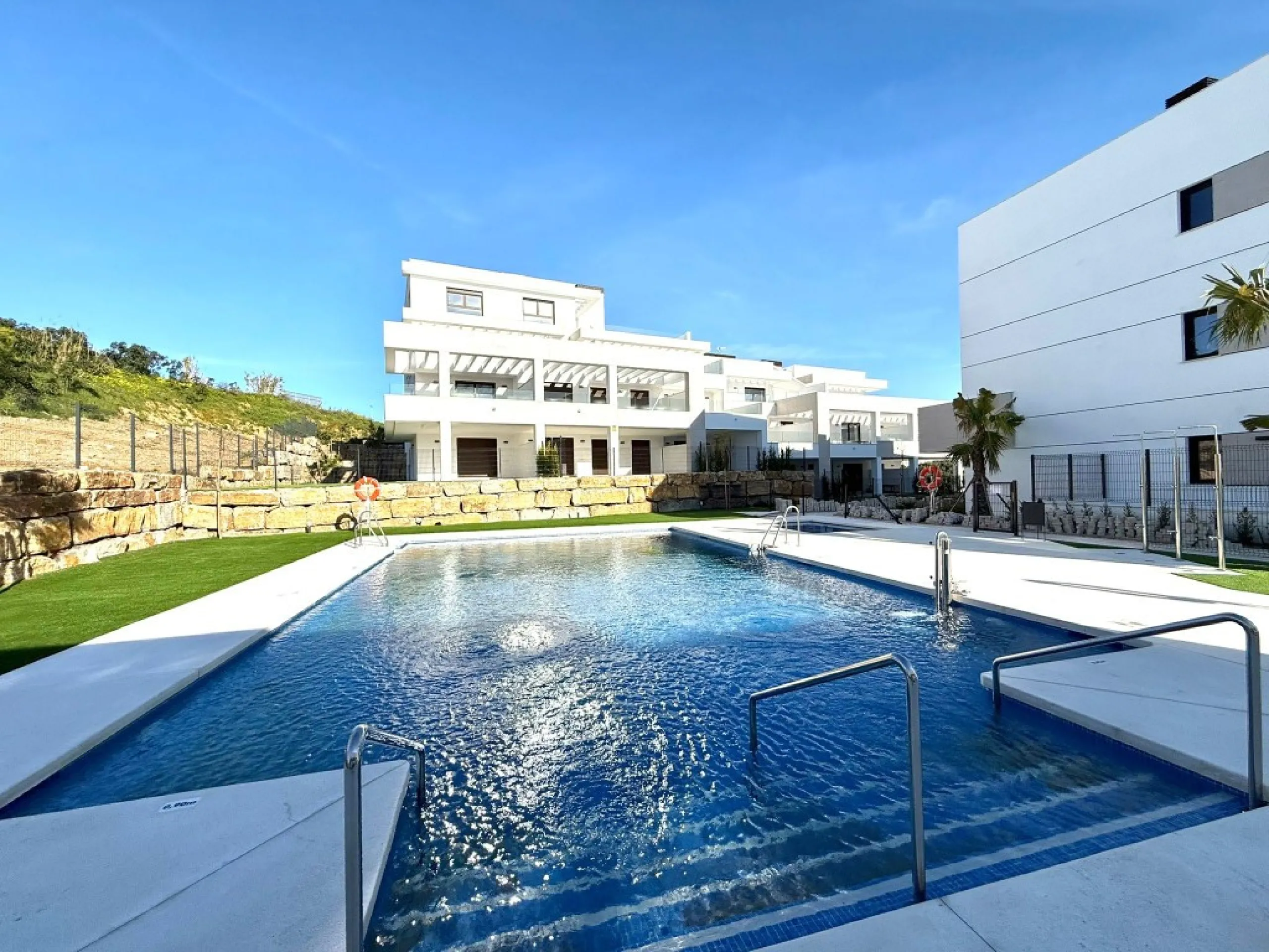 Beautiful brand new modern middle floor apartment with 2 bedrooms and 2 bathrooms with a large terrace with spectacular open views.