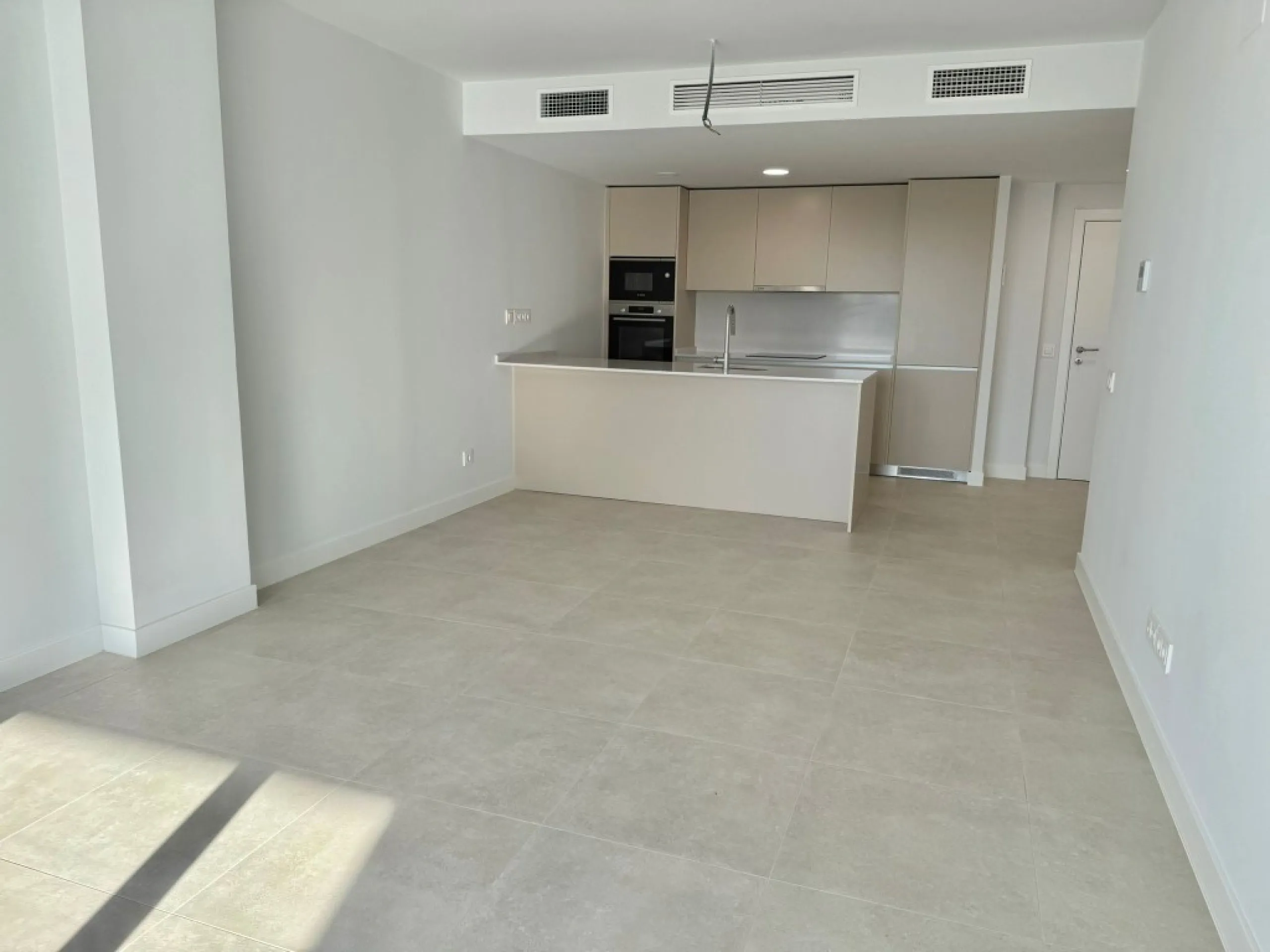 Beautiful brand new modern middle floor apartment with 2 bedrooms and 2 bathrooms with a large terrace with spectacular open views.