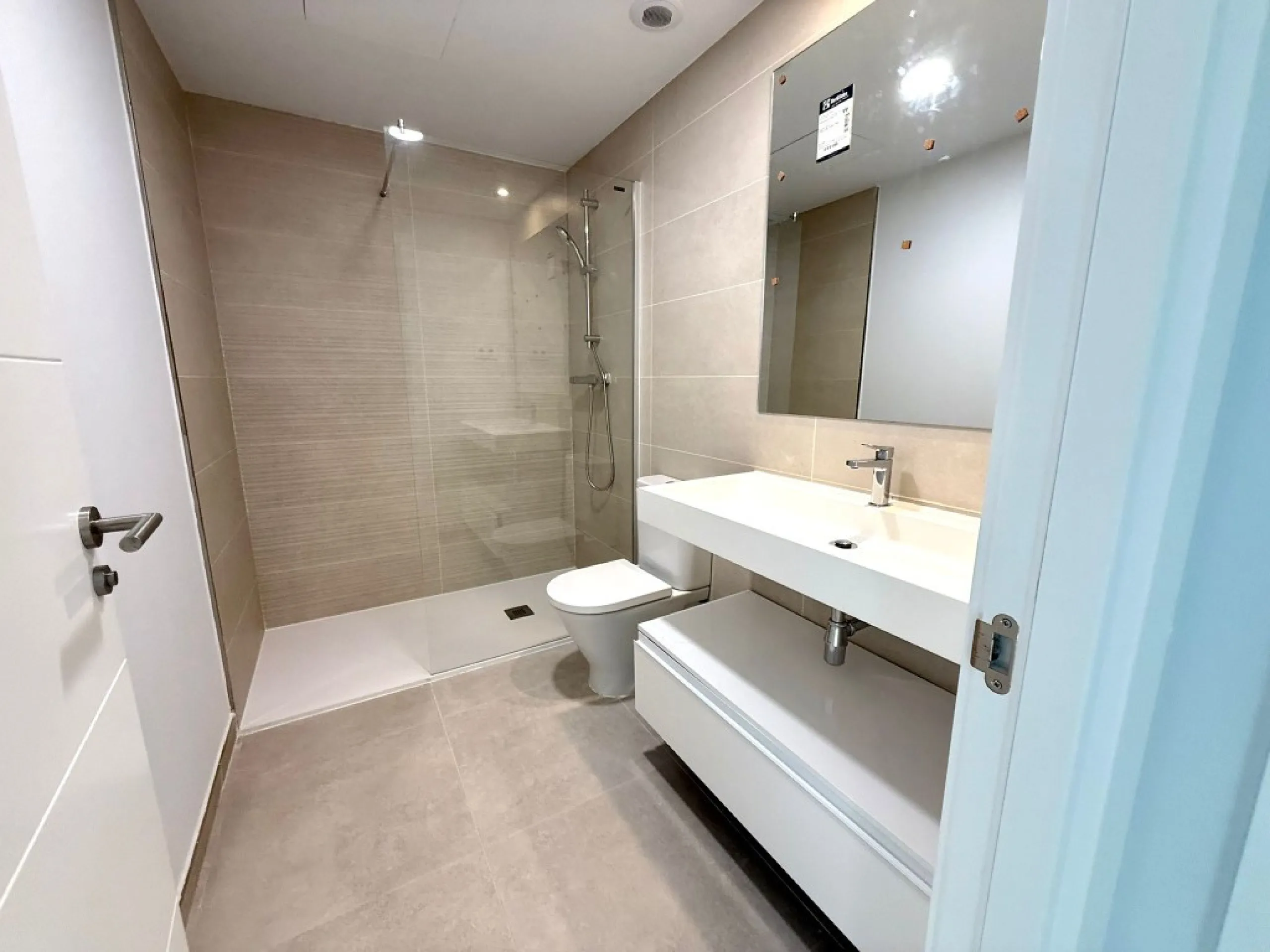 Beautiful brand new modern middle floor apartment with 2 bedrooms and 2 bathrooms with a large terrace with spectacular open views.