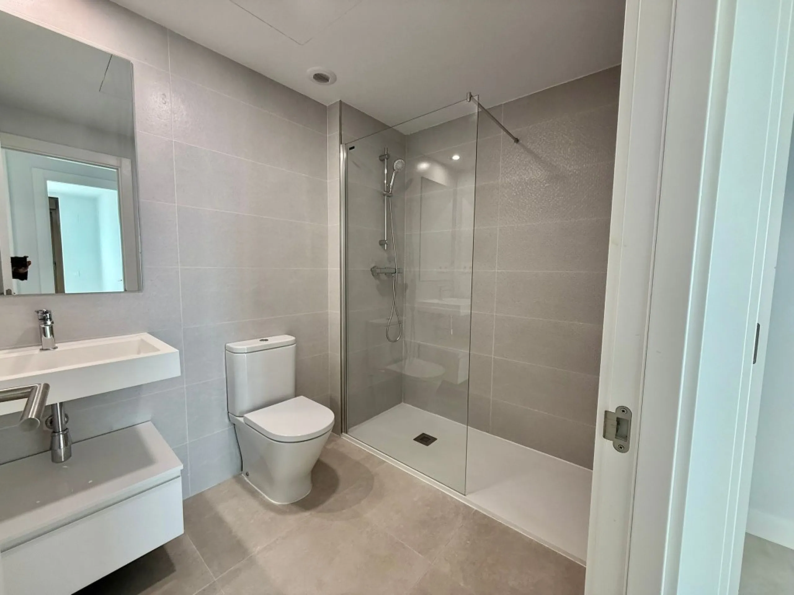 Beautiful brand new modern middle floor apartment with 2 bedrooms and 2 bathrooms with a large terrace with spectacular open views.