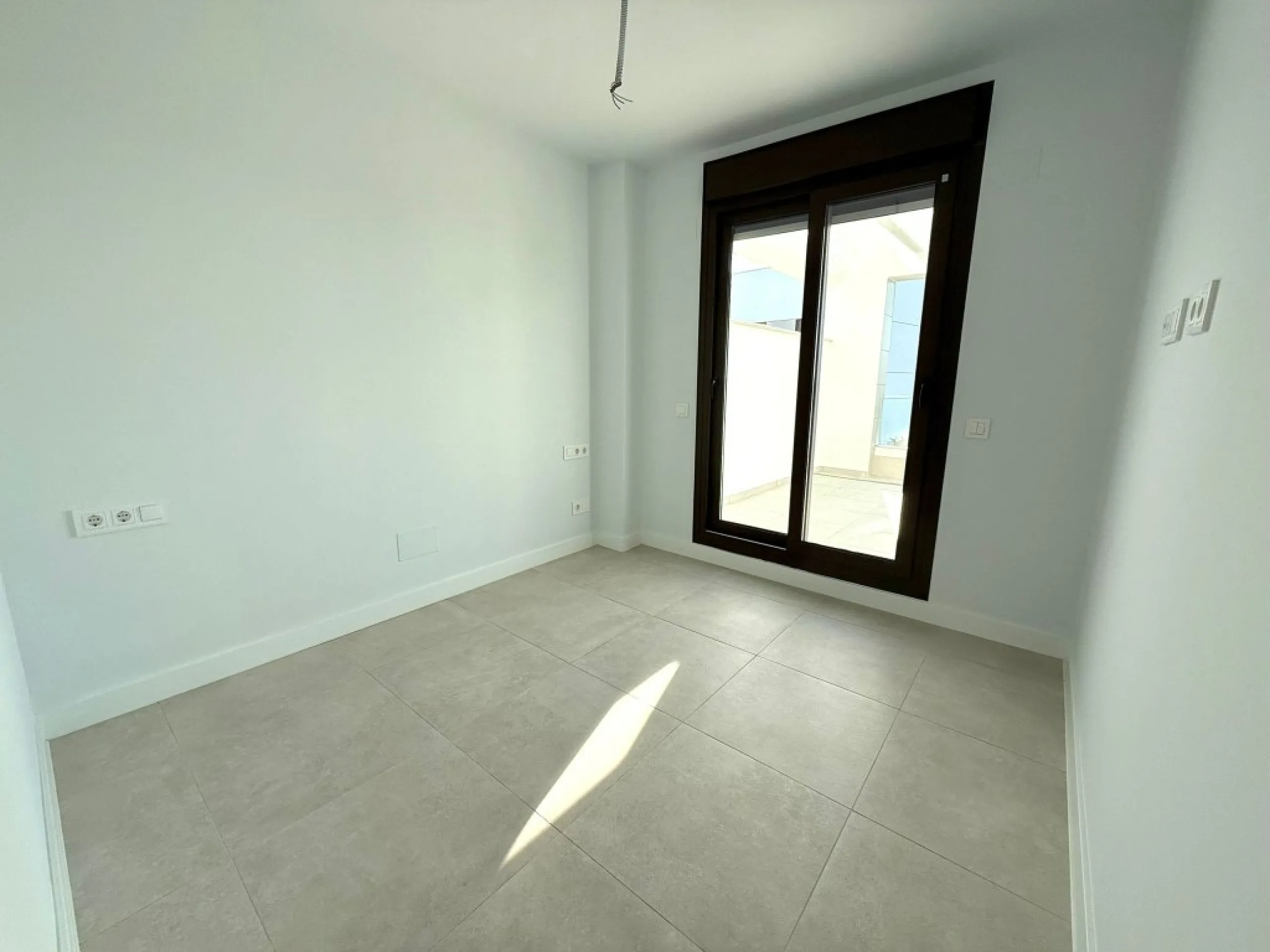 Beautiful brand new modern middle floor apartment with 2 bedrooms and 2 bathrooms with a large terrace with spectacular open views.