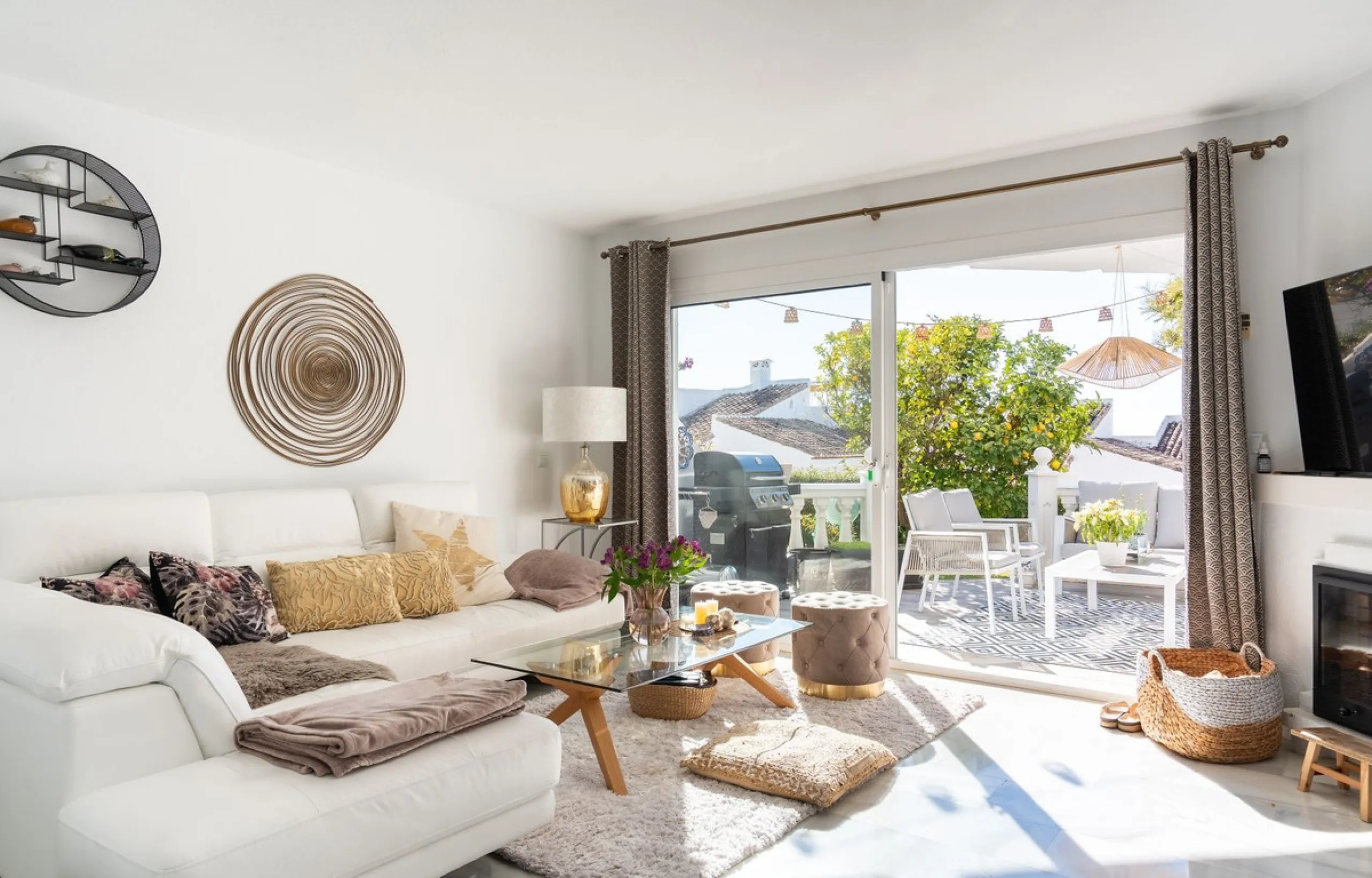 This semi-detached, recently refurbished townhouse boasts spectacular sea views and a fantastic location in Calahonda, close to all amenities and just 2.5 km from the beach.