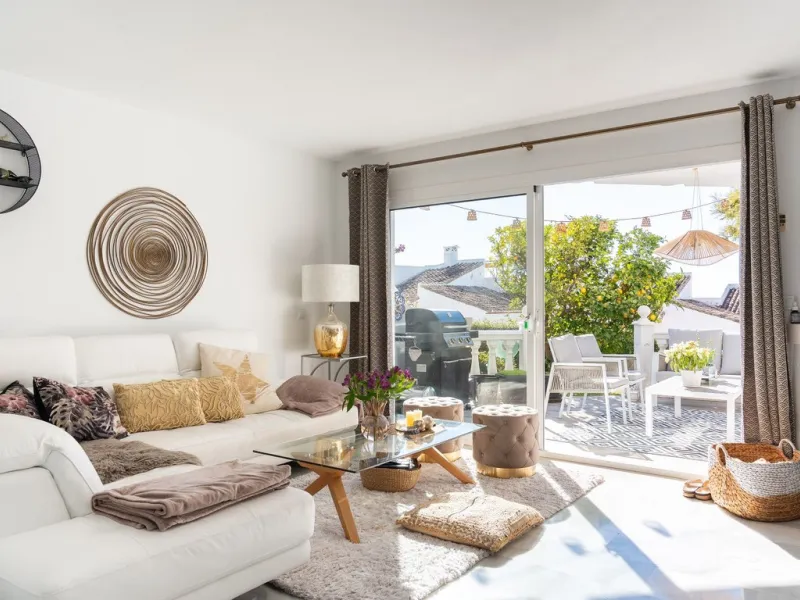 This semi-detached, recently refurbished townhouse boasts spectacular sea views and a fantastic location in Calahonda, close to all amenities and just 2.5 km from the beach.