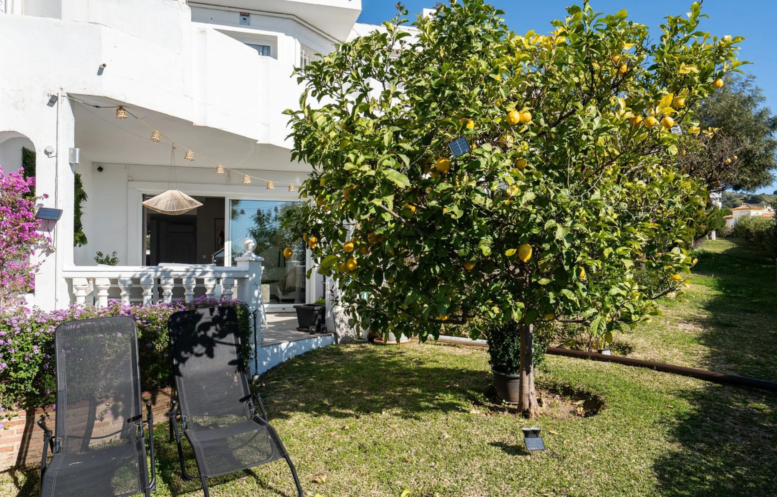 This semi-detached, recently refurbished townhouse boasts spectacular sea views and a fantastic location in Calahonda, close to all amenities and just 2.5 km from the beach.