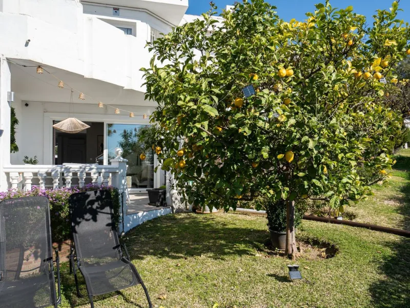 This semi-detached, recently refurbished townhouse boasts spectacular sea views and a fantastic location in Calahonda, close to all amenities and just 2.5 km from the beach.