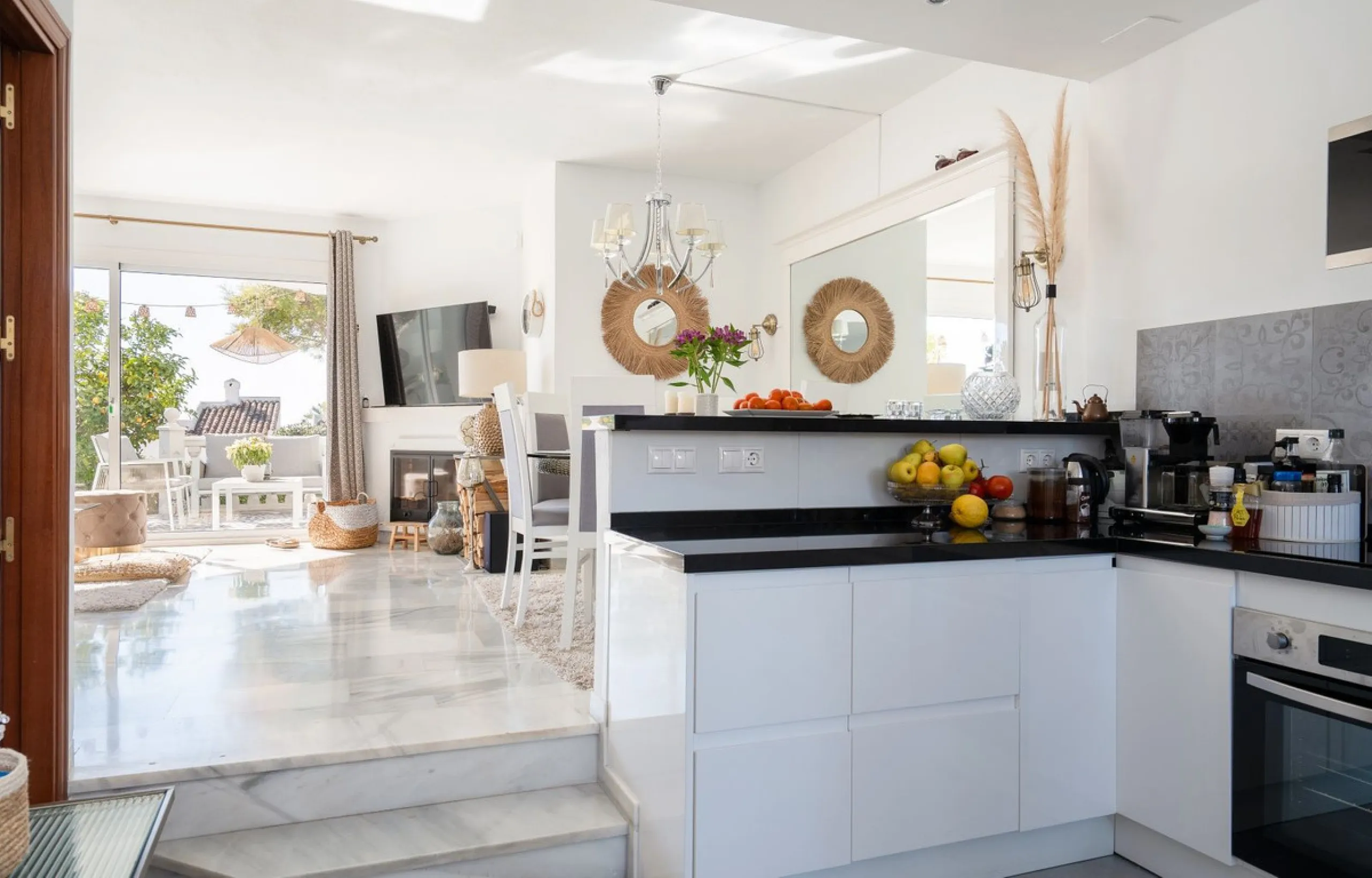 This semi-detached, recently refurbished townhouse boasts spectacular sea views and a fantastic location in Calahonda, close to all amenities and just 2.5 km from the beach.
