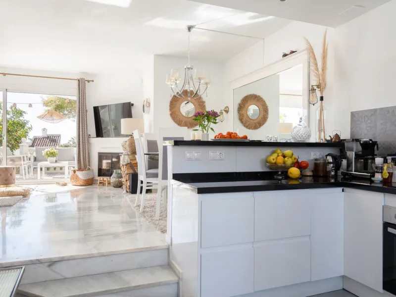 This semi-detached, recently refurbished townhouse boasts spectacular sea views and a fantastic location in Calahonda, close to all amenities and just 2.5 km from the beach.