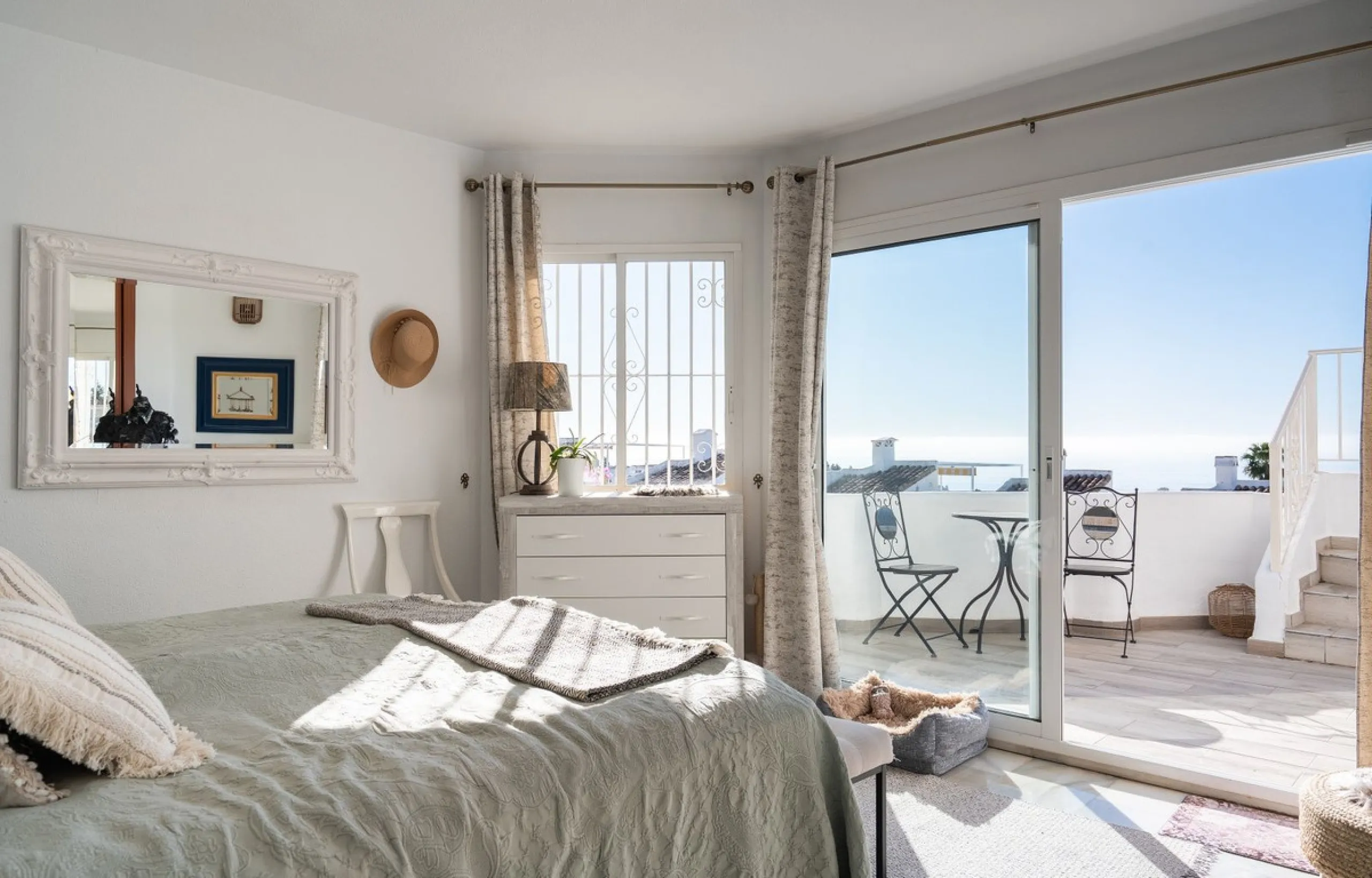 This semi-detached, recently refurbished townhouse boasts spectacular sea views and a fantastic location in Calahonda, close to all amenities and just 2.5 km from the beach.