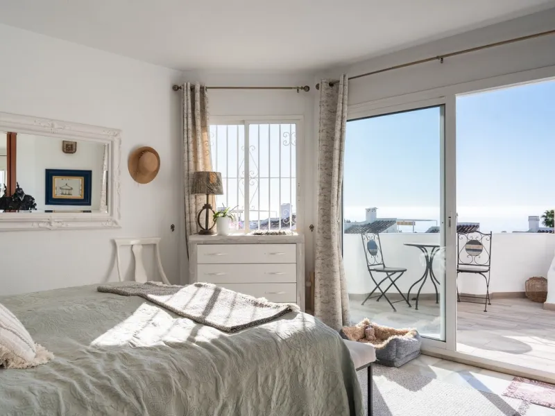 This semi-detached, recently refurbished townhouse boasts spectacular sea views and a fantastic location in Calahonda, close to all amenities and just 2.5 km from the beach.