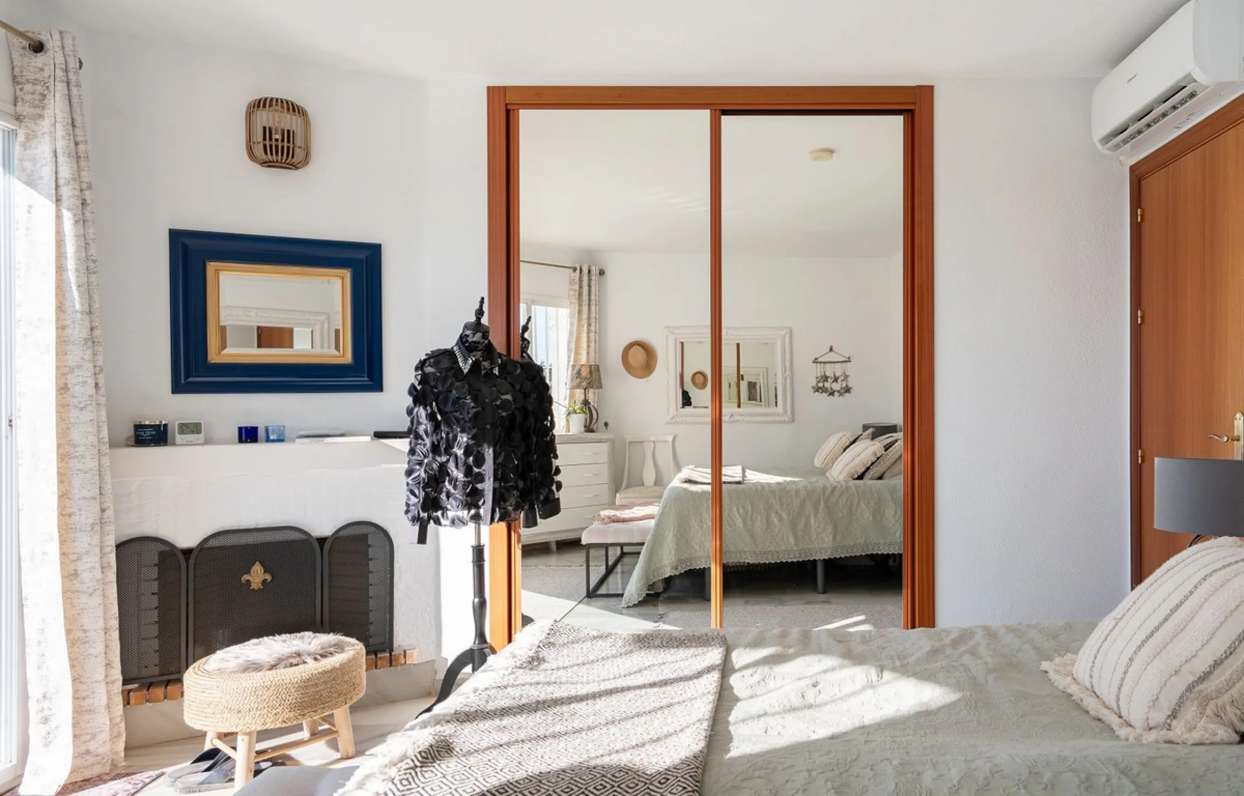 This semi-detached, recently refurbished townhouse boasts spectacular sea views and a fantastic location in Calahonda, close to all amenities and just 2.5 km from the beach.