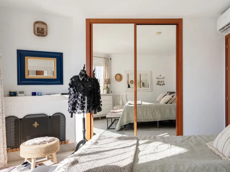 This semi-detached, recently refurbished townhouse boasts spectacular sea views and a fantastic location in Calahonda, close to all amenities and just 2.5 km from the beach.