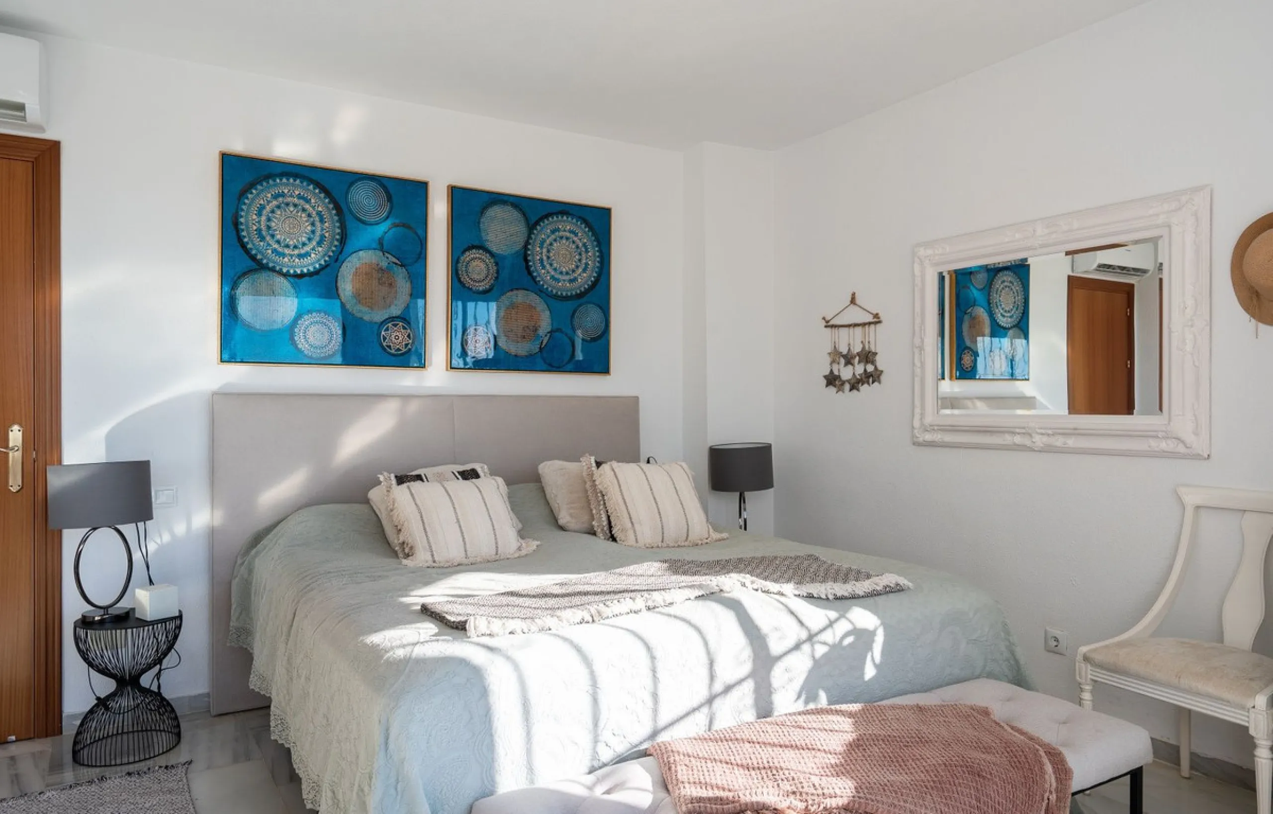 This semi-detached, recently refurbished townhouse boasts spectacular sea views and a fantastic location in Calahonda, close to all amenities and just 2.5 km from the beach.
