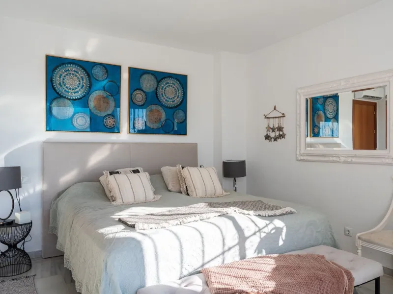 This semi-detached, recently refurbished townhouse boasts spectacular sea views and a fantastic location in Calahonda, close to all amenities and just 2.5 km from the beach.