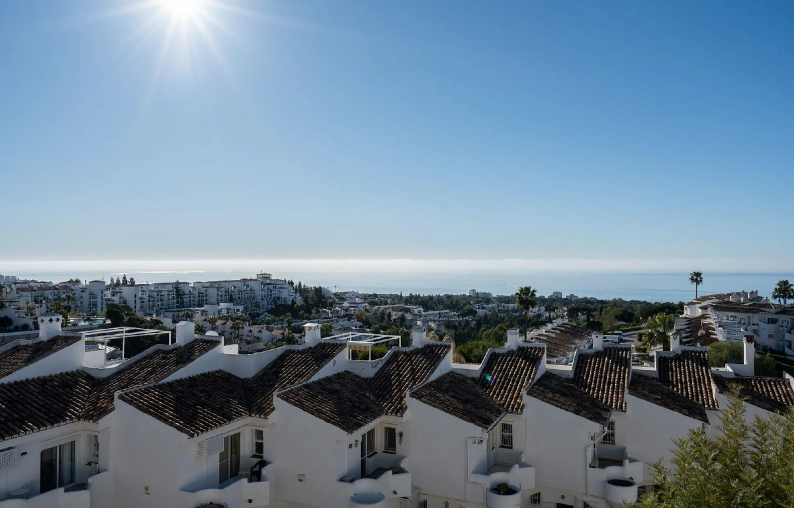 This semi-detached, recently refurbished townhouse boasts spectacular sea views and a fantastic location in Calahonda, close to all amenities and just 2.5 km from the beach.