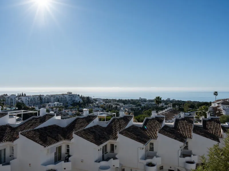 This semi-detached, recently refurbished townhouse boasts spectacular sea views and a fantastic location in Calahonda, close to all amenities and just 2.5 km from the beach.