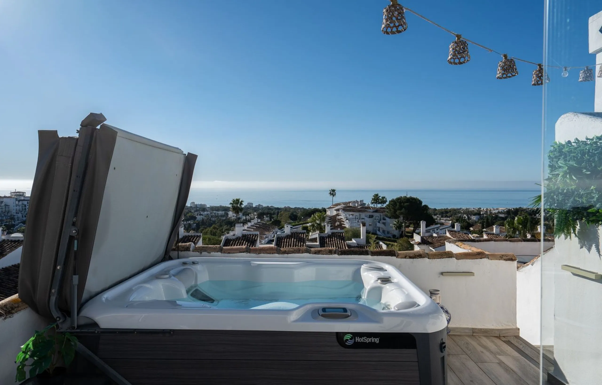 This semi-detached, recently refurbished townhouse boasts spectacular sea views and a fantastic location in Calahonda, close to all amenities and just 2.5 km from the beach.