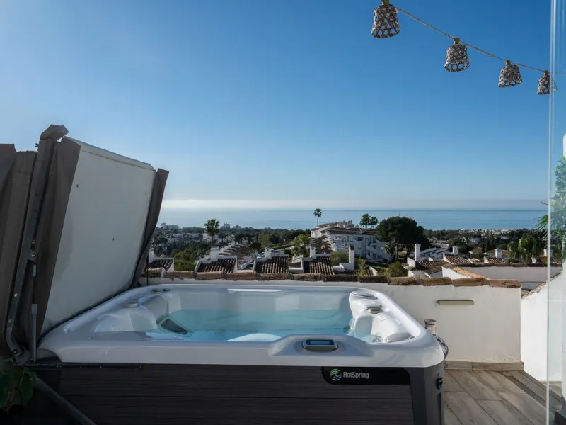 This semi-detached, recently refurbished townhouse boasts spectacular sea views and a fantastic location in Calahonda, close to all amenities and just 2.5 km from the beach.