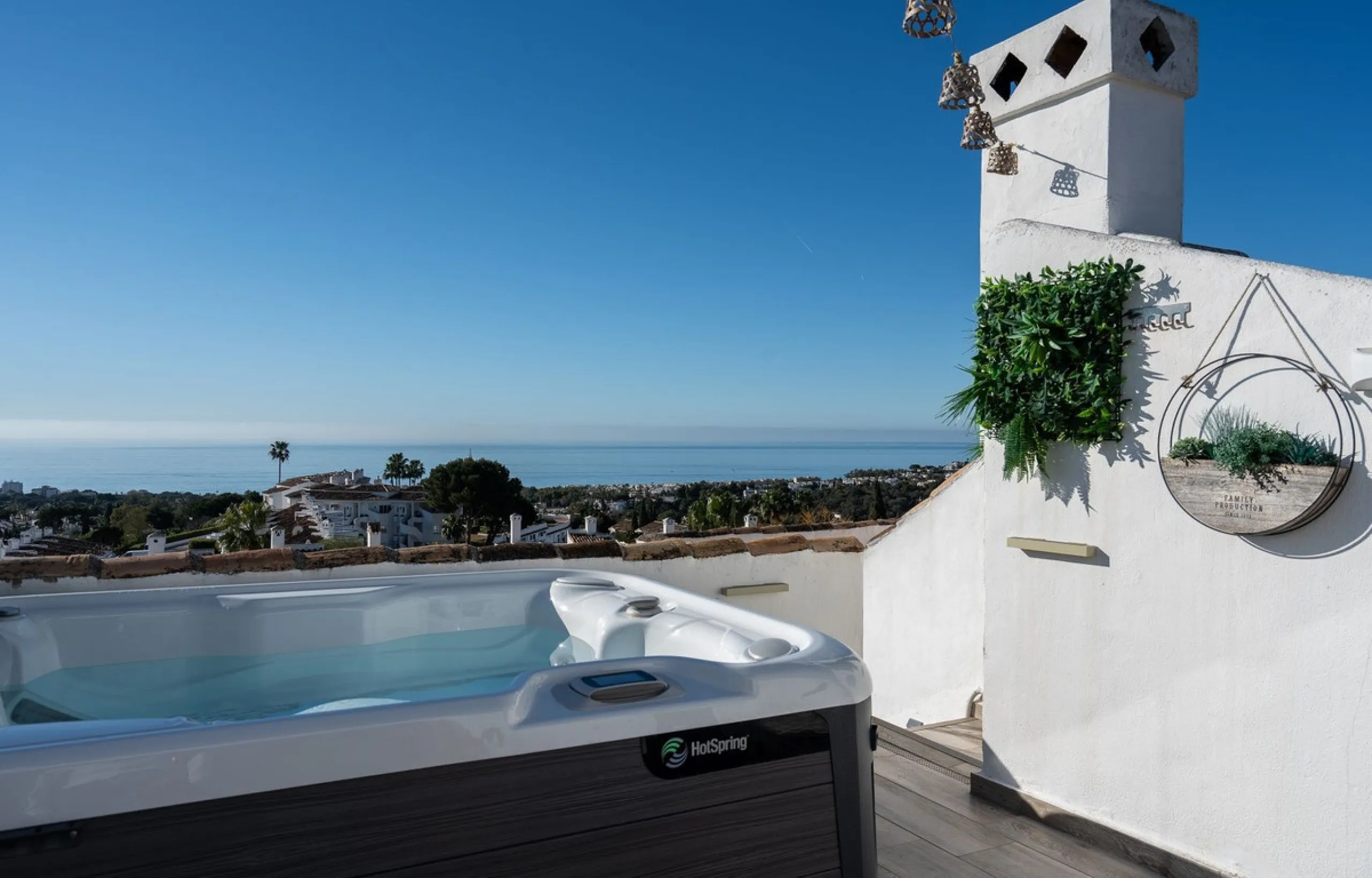 This semi-detached, recently refurbished townhouse boasts spectacular sea views and a fantastic location in Calahonda, close to all amenities and just 2.5 km from the beach.