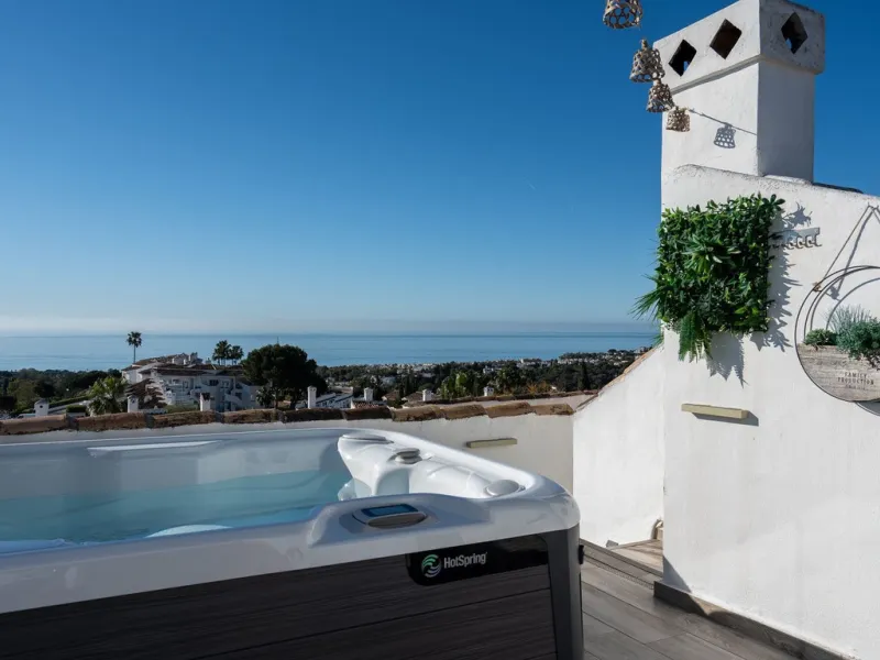 This semi-detached, recently refurbished townhouse boasts spectacular sea views and a fantastic location in Calahonda, close to all amenities and just 2.5 km from the beach.