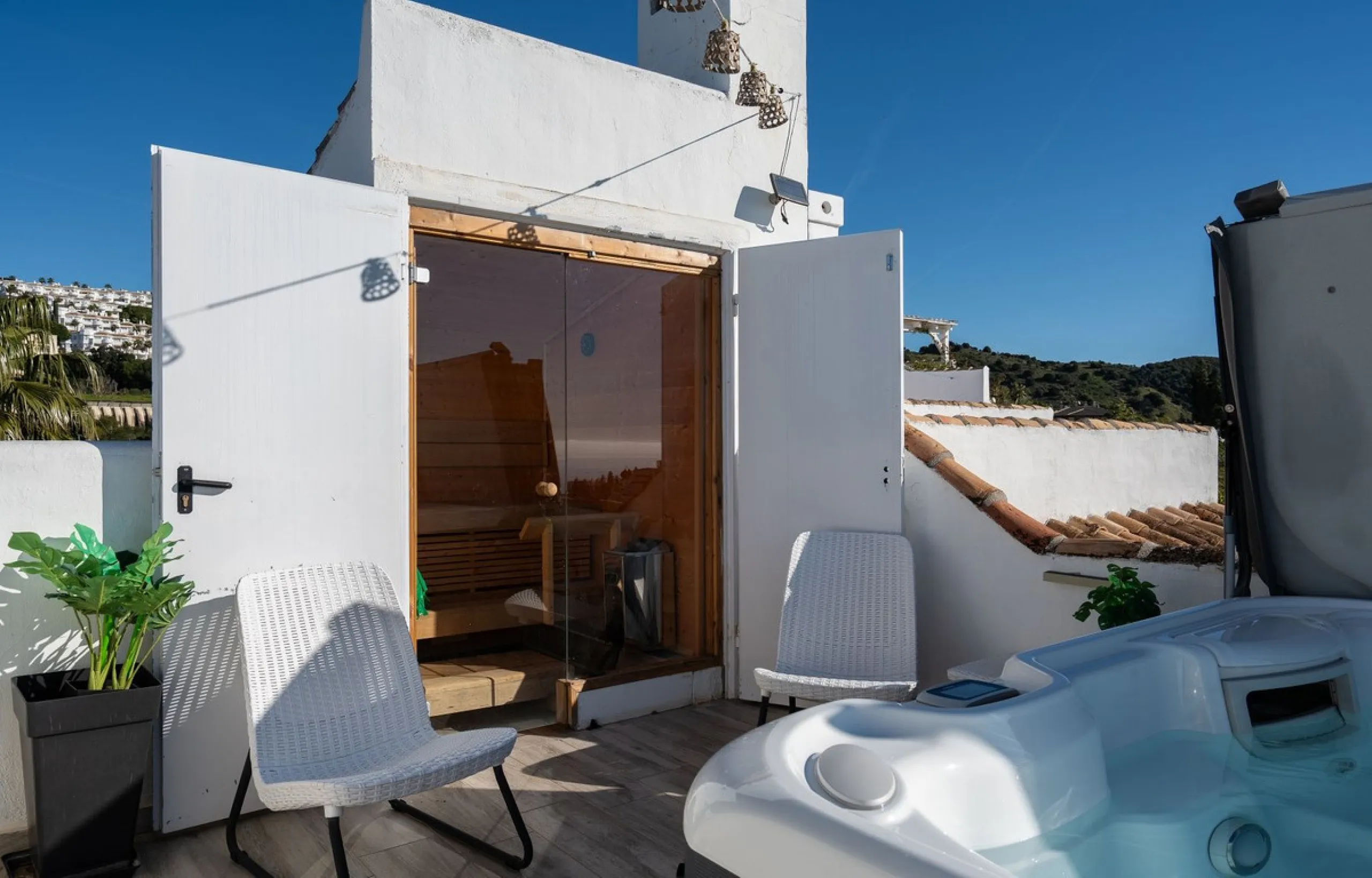 This semi-detached, recently refurbished townhouse boasts spectacular sea views and a fantastic location in Calahonda, close to all amenities and just 2.5 km from the beach.