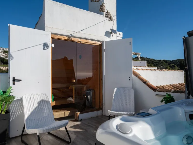 This semi-detached, recently refurbished townhouse boasts spectacular sea views and a fantastic location in Calahonda, close to all amenities and just 2.5 km from the beach.
