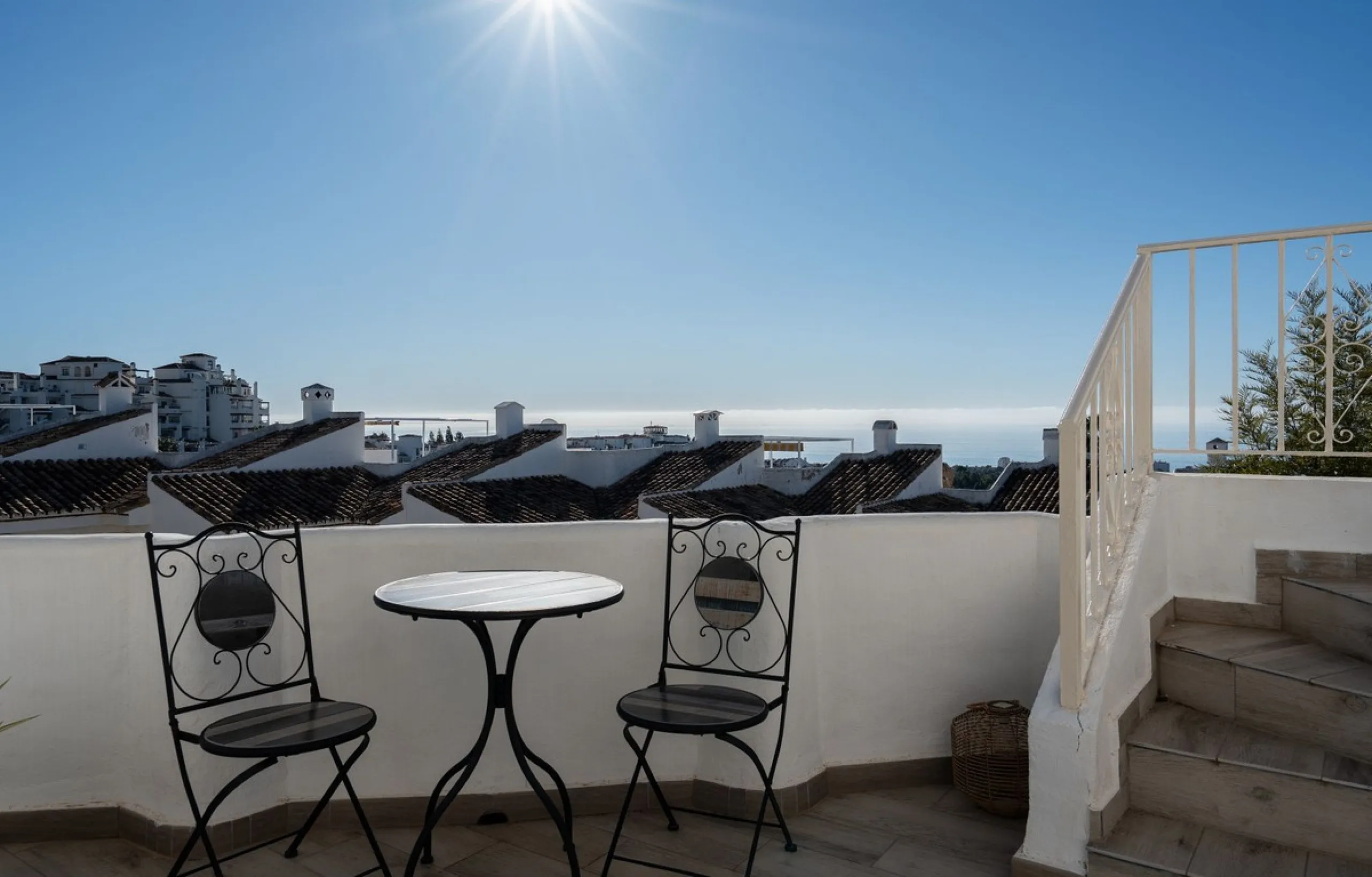 This semi-detached, recently refurbished townhouse boasts spectacular sea views and a fantastic location in Calahonda, close to all amenities and just 2.5 km from the beach.