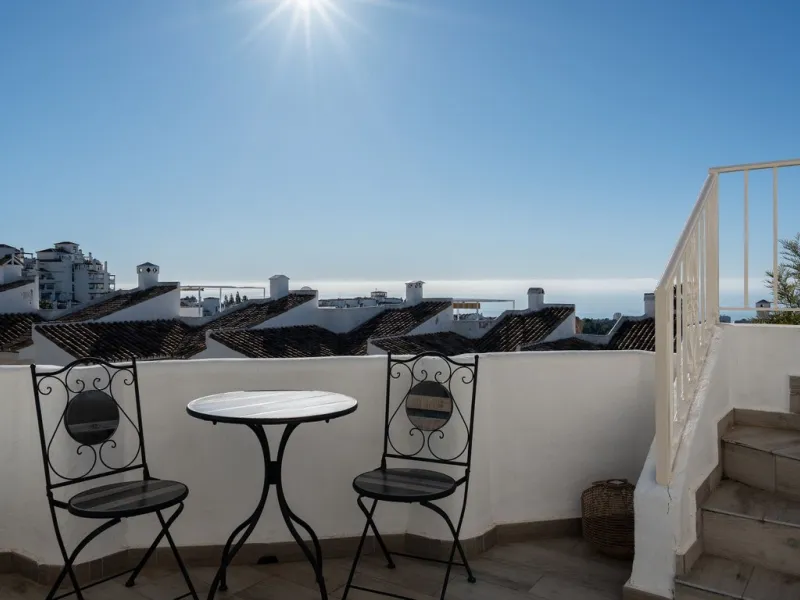 This semi-detached, recently refurbished townhouse boasts spectacular sea views and a fantastic location in Calahonda, close to all amenities and just 2.5 km from the beach.