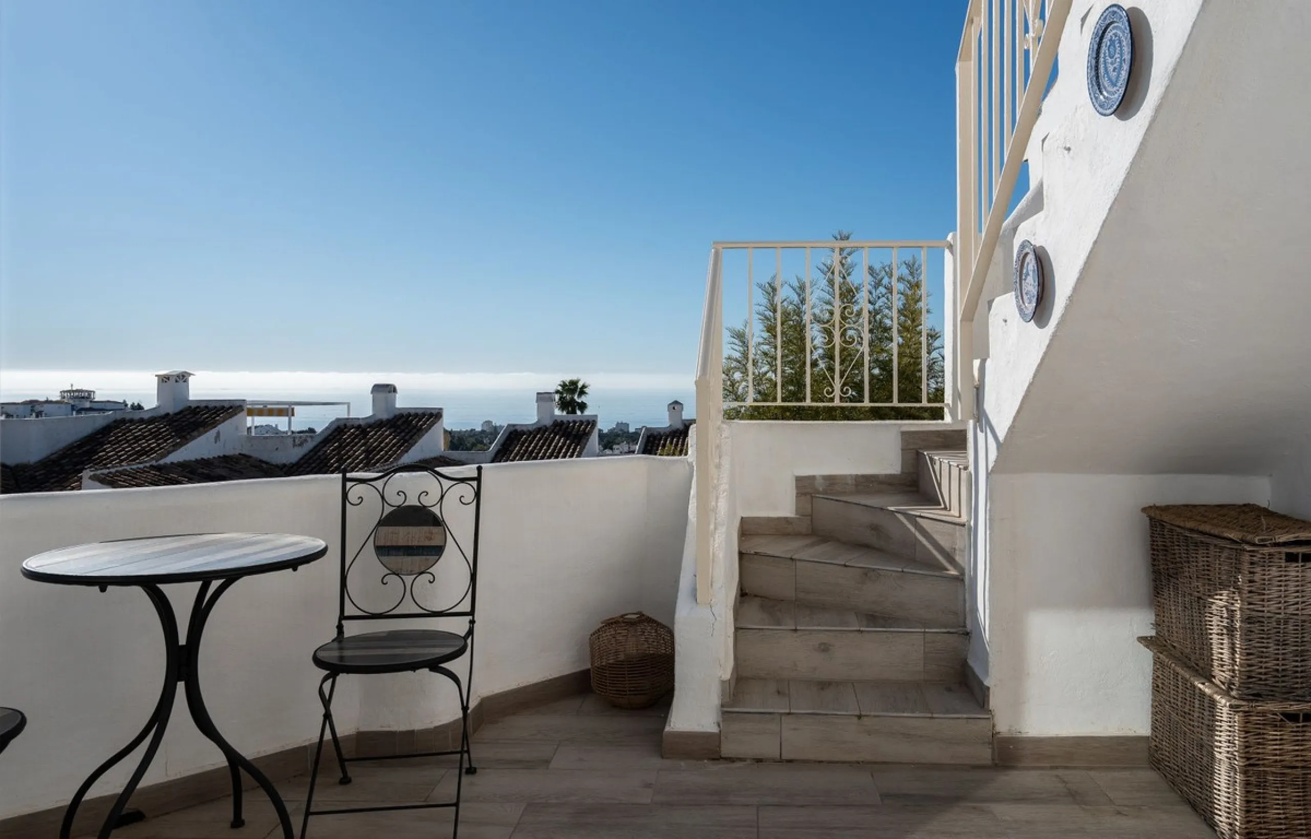 This semi-detached, recently refurbished townhouse boasts spectacular sea views and a fantastic location in Calahonda, close to all amenities and just 2.5 km from the beach.