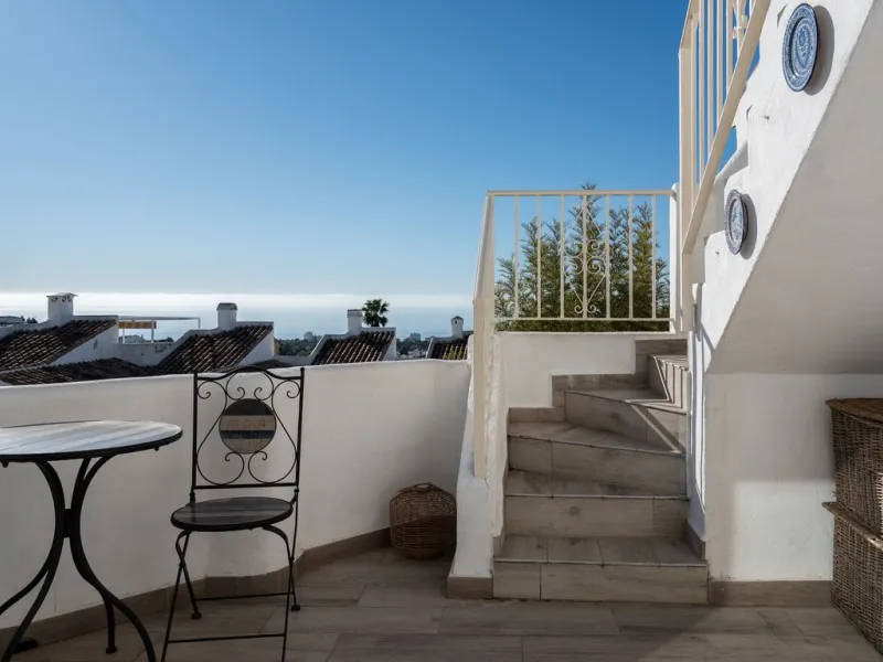 This semi-detached, recently refurbished townhouse boasts spectacular sea views and a fantastic location in Calahonda, close to all amenities and just 2.5 km from the beach.