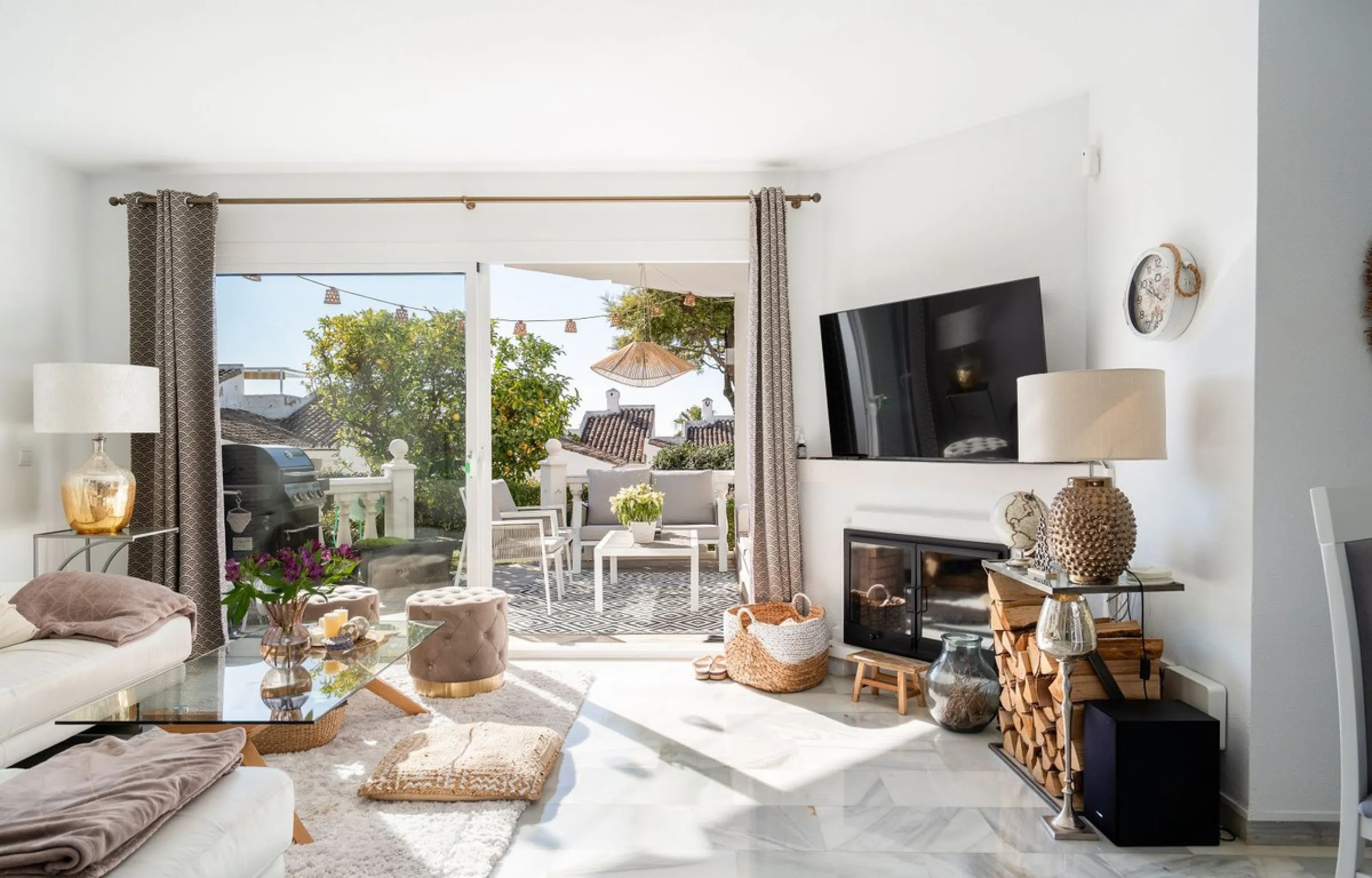 This semi-detached, recently refurbished townhouse boasts spectacular sea views and a fantastic location in Calahonda, close to all amenities and just 2.5 km from the beach.