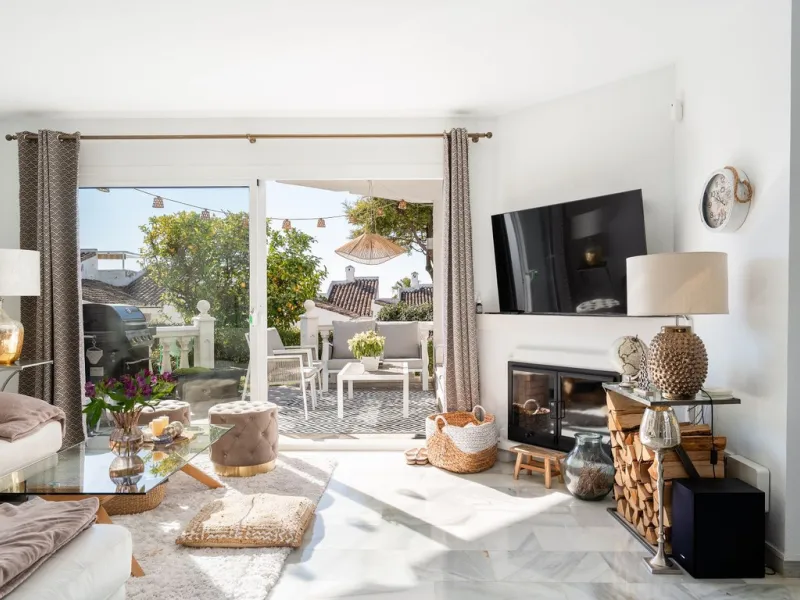 This semi-detached, recently refurbished townhouse boasts spectacular sea views and a fantastic location in Calahonda, close to all amenities and just 2.5 km from the beach.