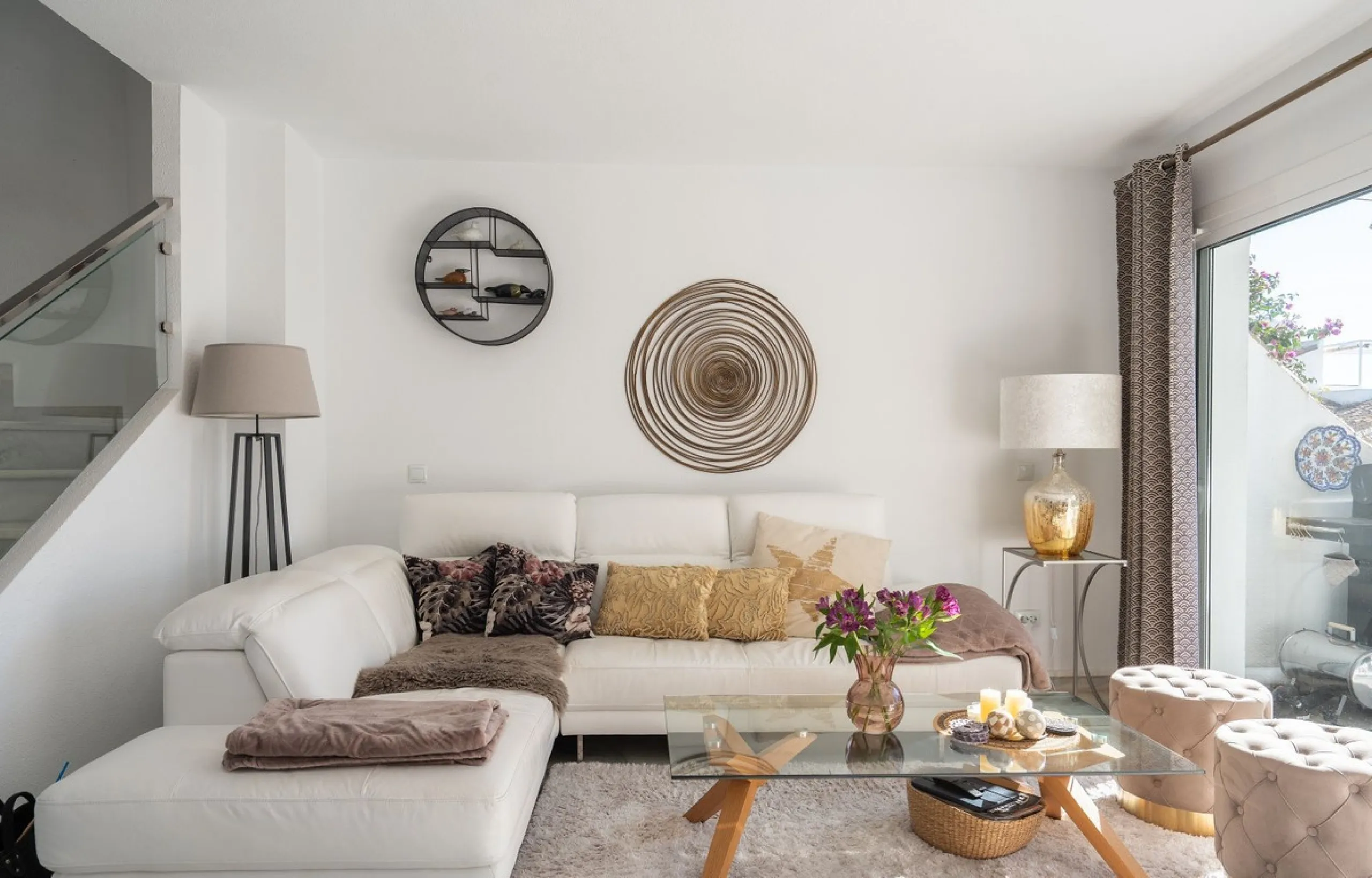 This semi-detached, recently refurbished townhouse boasts spectacular sea views and a fantastic location in Calahonda, close to all amenities and just 2.5 km from the beach.