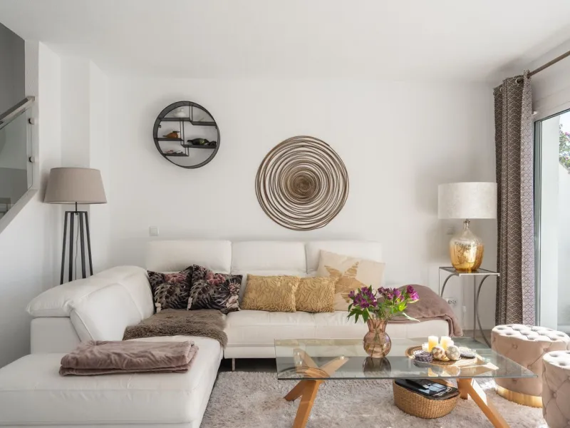 This semi-detached, recently refurbished townhouse boasts spectacular sea views and a fantastic location in Calahonda, close to all amenities and just 2.5 km from the beach.